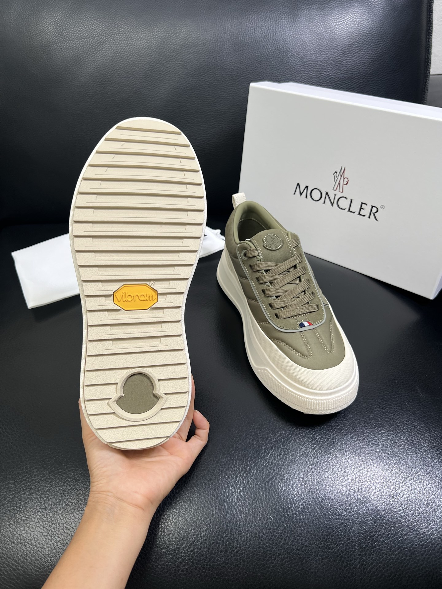  MONCLER 🔍顶级代购🇮🇹 蒙口 新品专柜新款，原厂配置意大利进口牛皮搭配网布面料，高品质复杂拼接