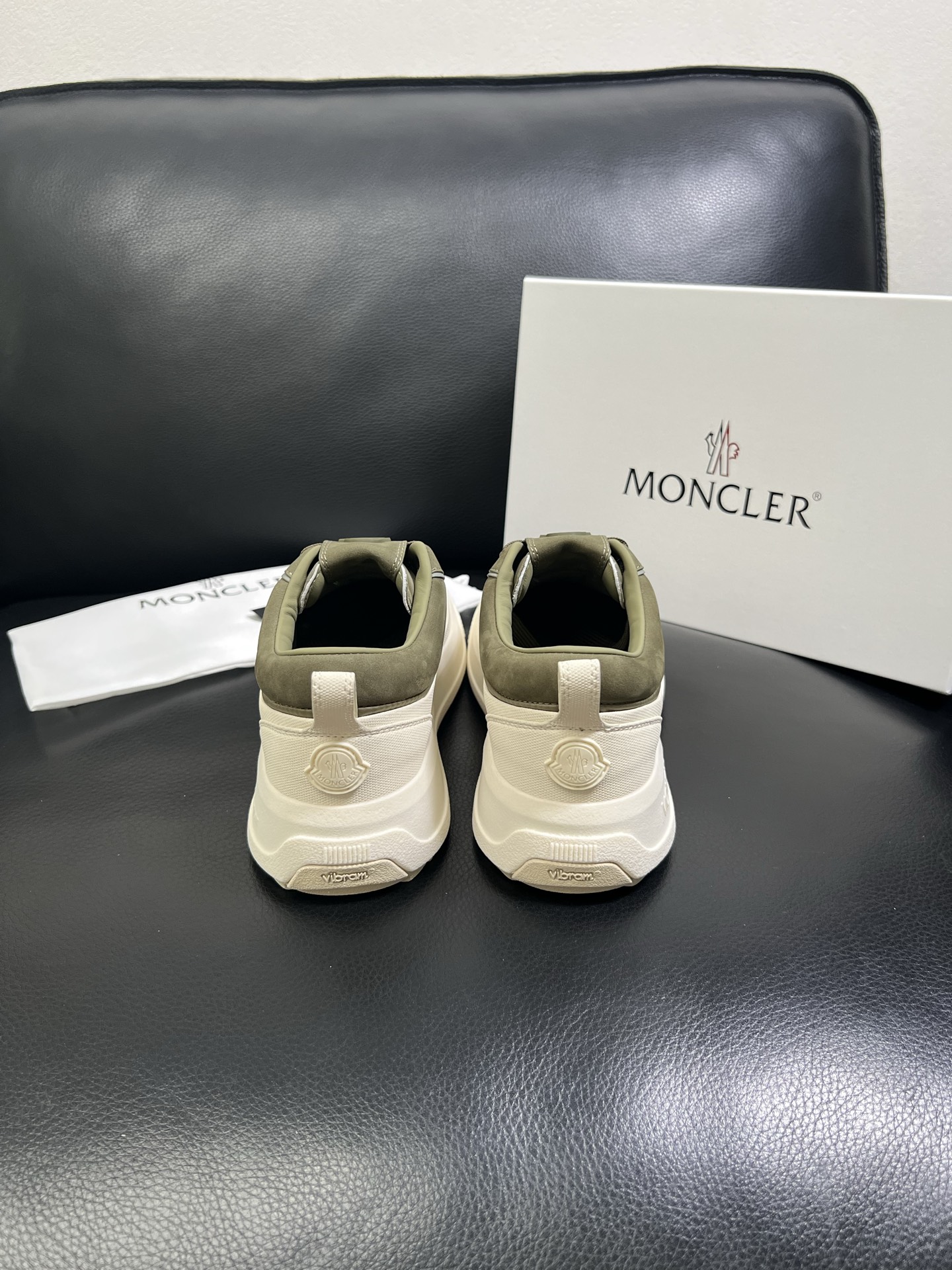  MONCLER 🔍顶级代购🇮🇹 蒙口 新品专柜新款，原厂配置意大利进口牛皮搭配网布面料，高品质复杂拼接