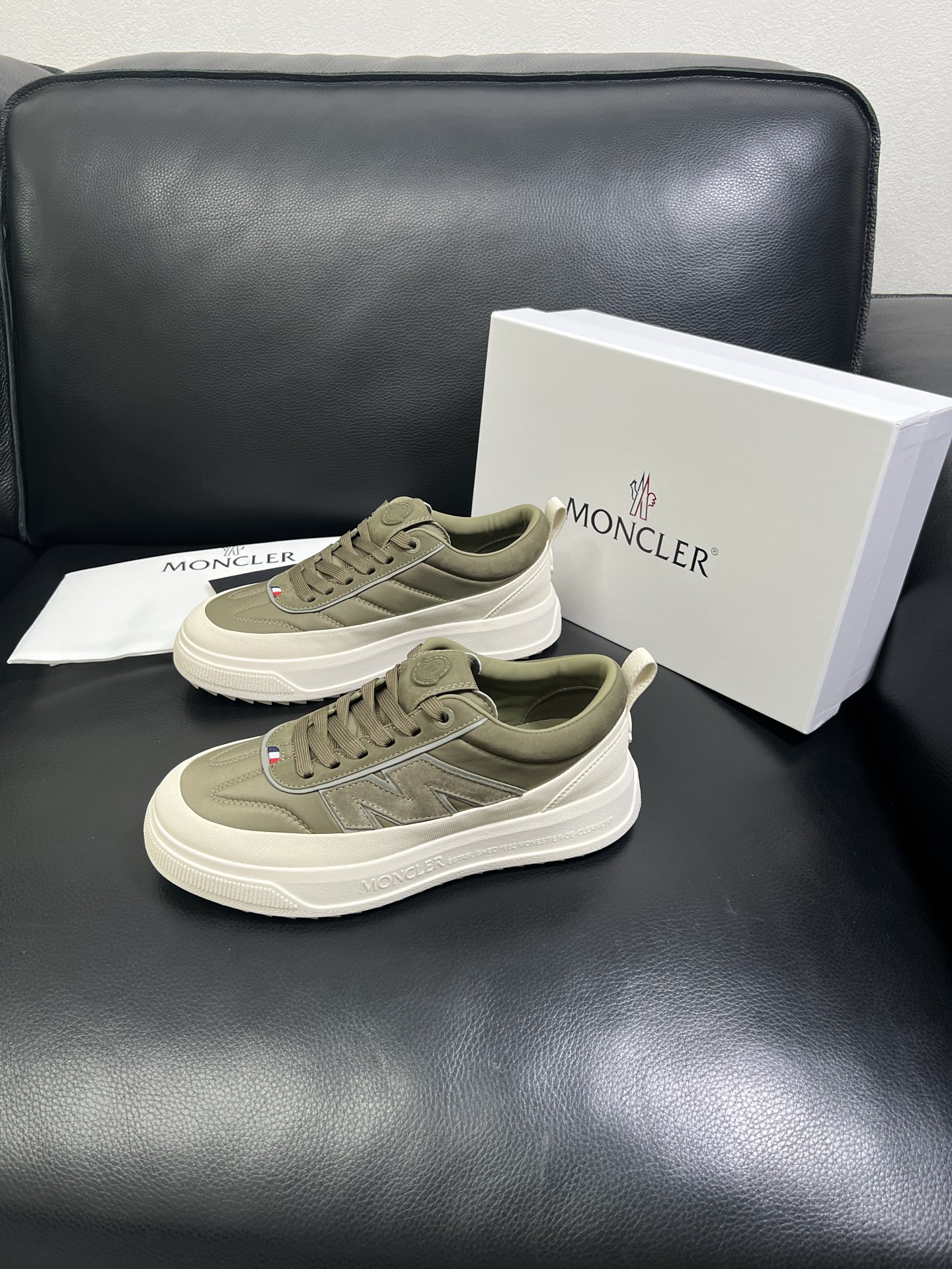  MONCLER 🔍顶级代购🇮🇹 蒙口 新品专柜新款，原厂配置意大利进口牛皮搭配网布面料，高品质复杂拼接