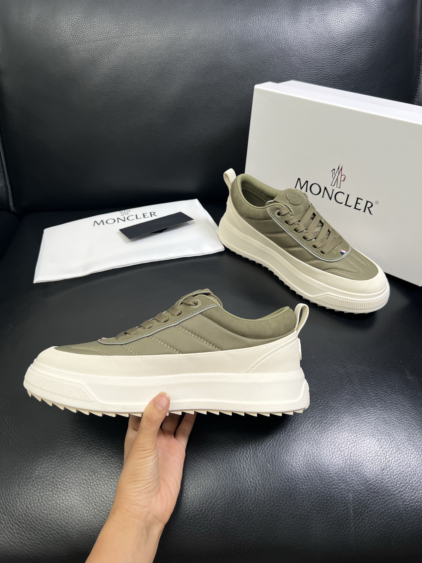  MONCLER 🔍顶级代购🇮🇹 蒙口 新品专柜新款，原厂配置意大利进口牛皮搭配网布面料，高品质复杂拼接