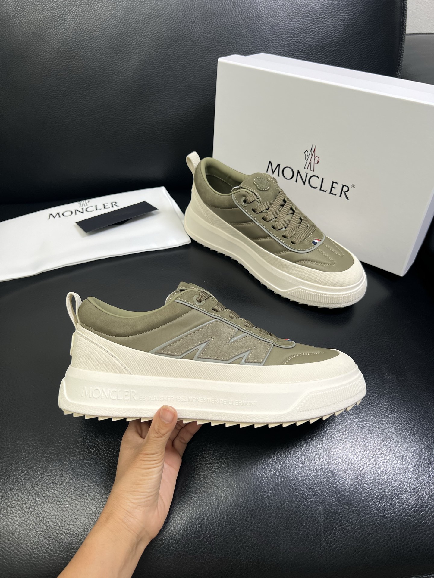  MONCLER 🔍顶级代购🇮🇹 蒙口 新品专柜新款，原厂配置意大利进口牛皮搭配网布面料，高品质复杂拼接