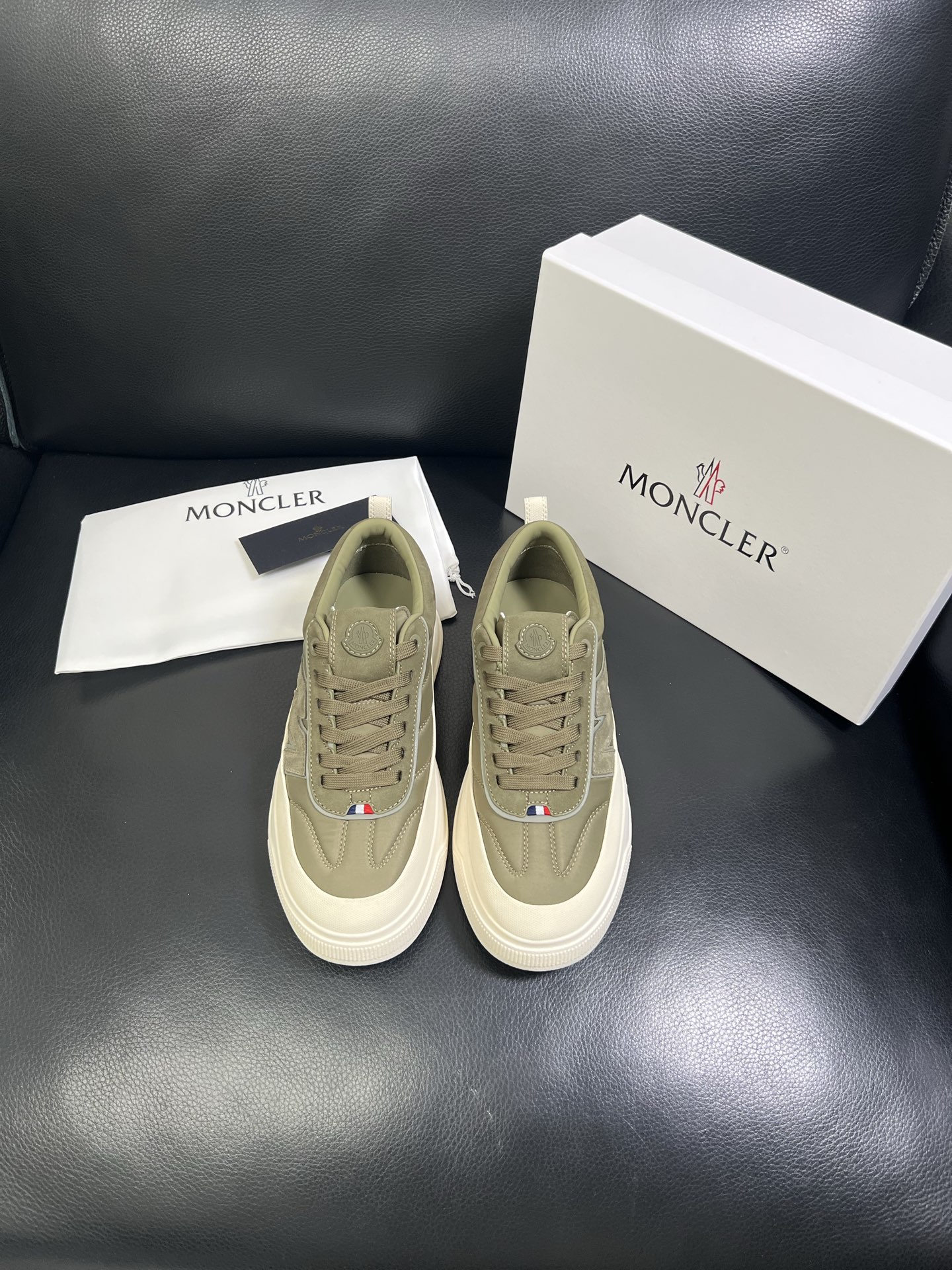  MONCLER 🔍顶级代购🇮🇹 蒙口 新品专柜新款，原厂配置意大利进口牛皮搭配网布面料，高品质复杂拼接