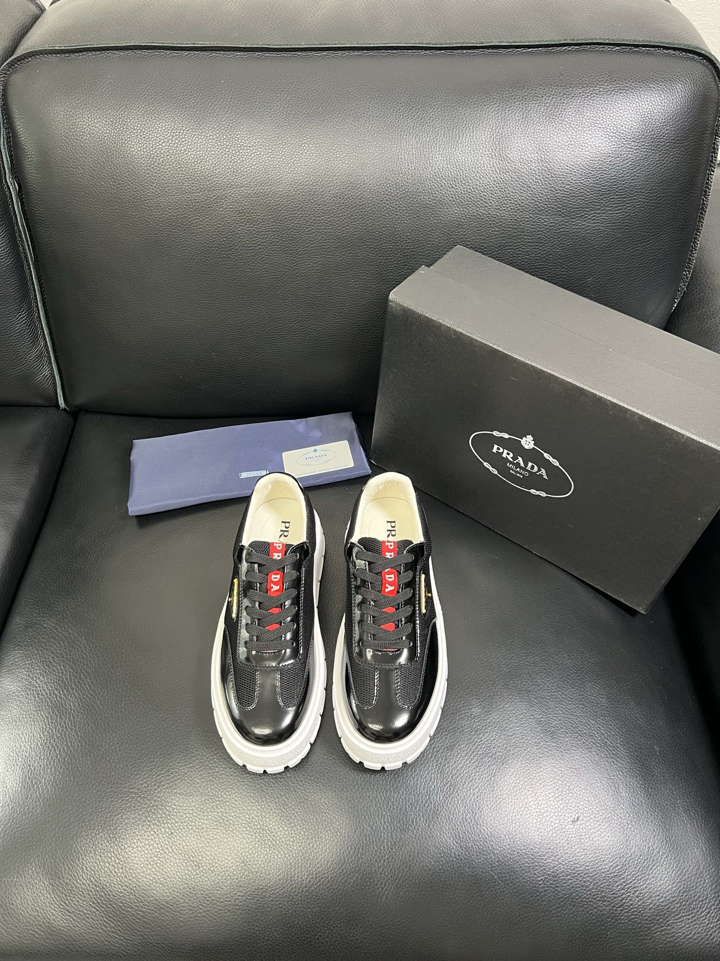  Prada🔍顶级代购🇮🇹 普拉达 专柜新款，原厂配置意大利进口牛皮面料，高品质复杂拼接工艺，进口牛皮内