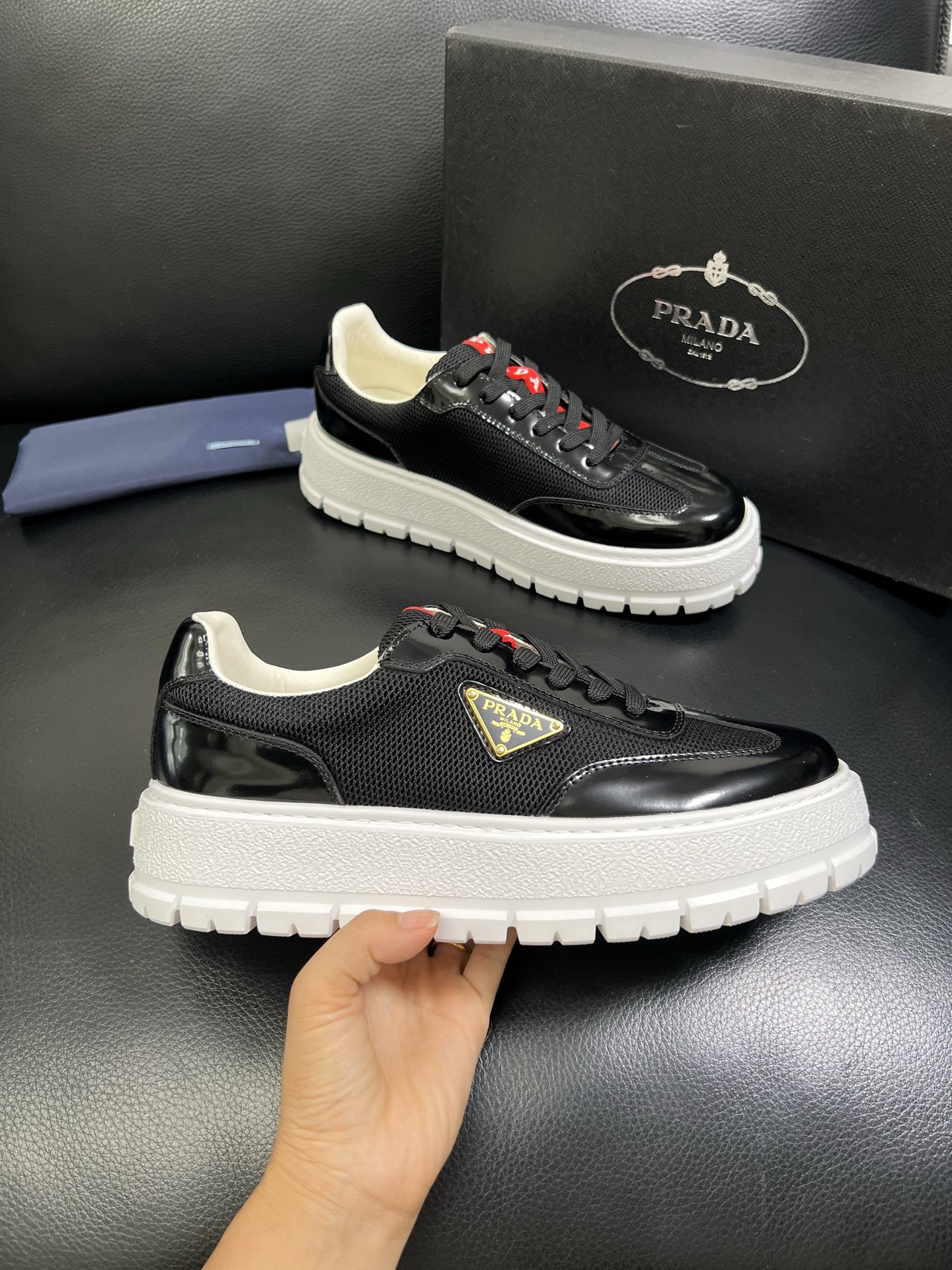  Prada🔍顶级代购🇮🇹 普拉达 专柜新款，原厂配置意大利进口牛皮面料，高品质复杂拼接工艺，进口牛皮内