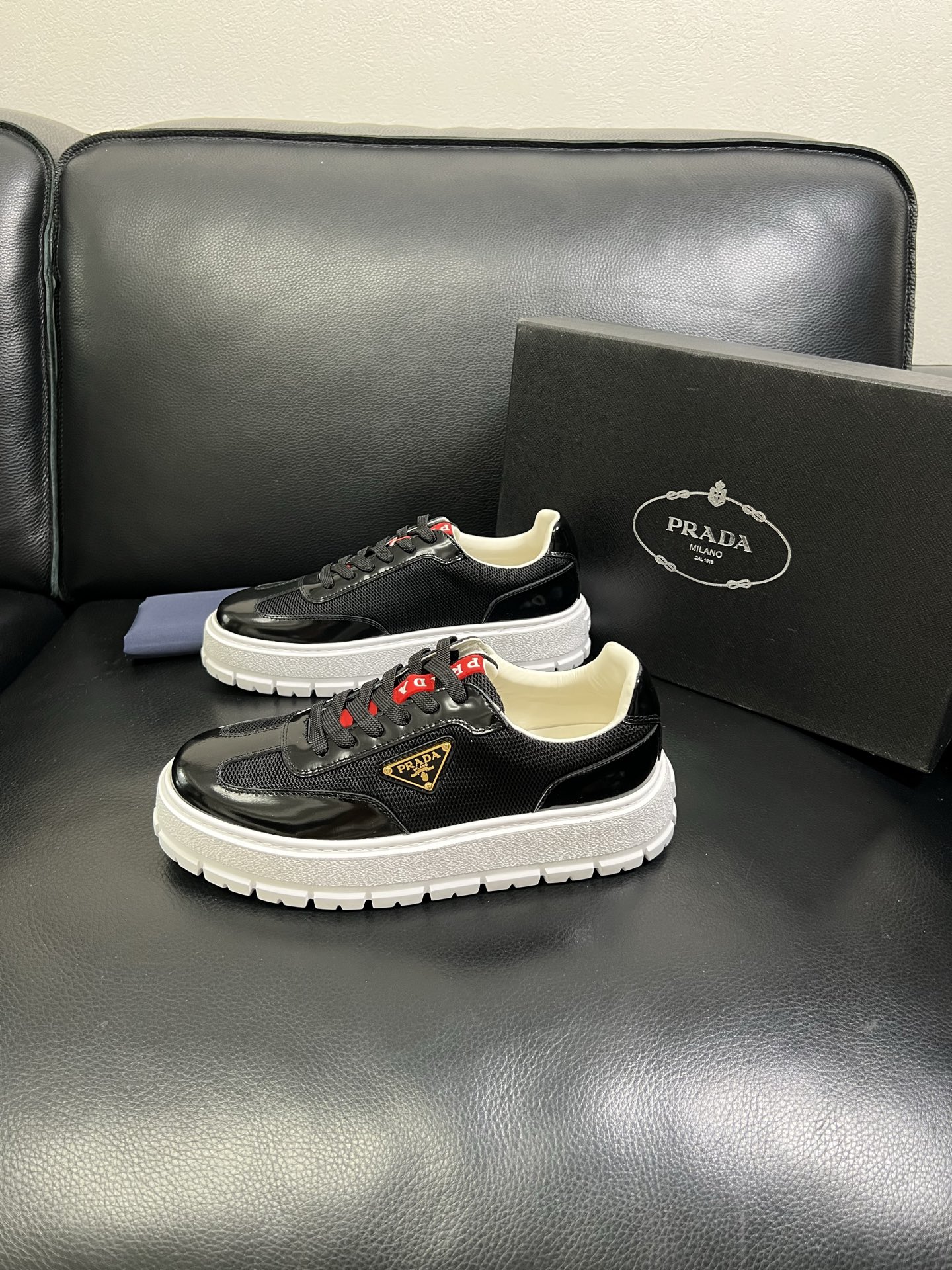  Prada🔍顶级代购🇮🇹 普拉达 专柜新款，原厂配置意大利进口牛皮面料，高品质复杂拼接工艺，进口牛皮内