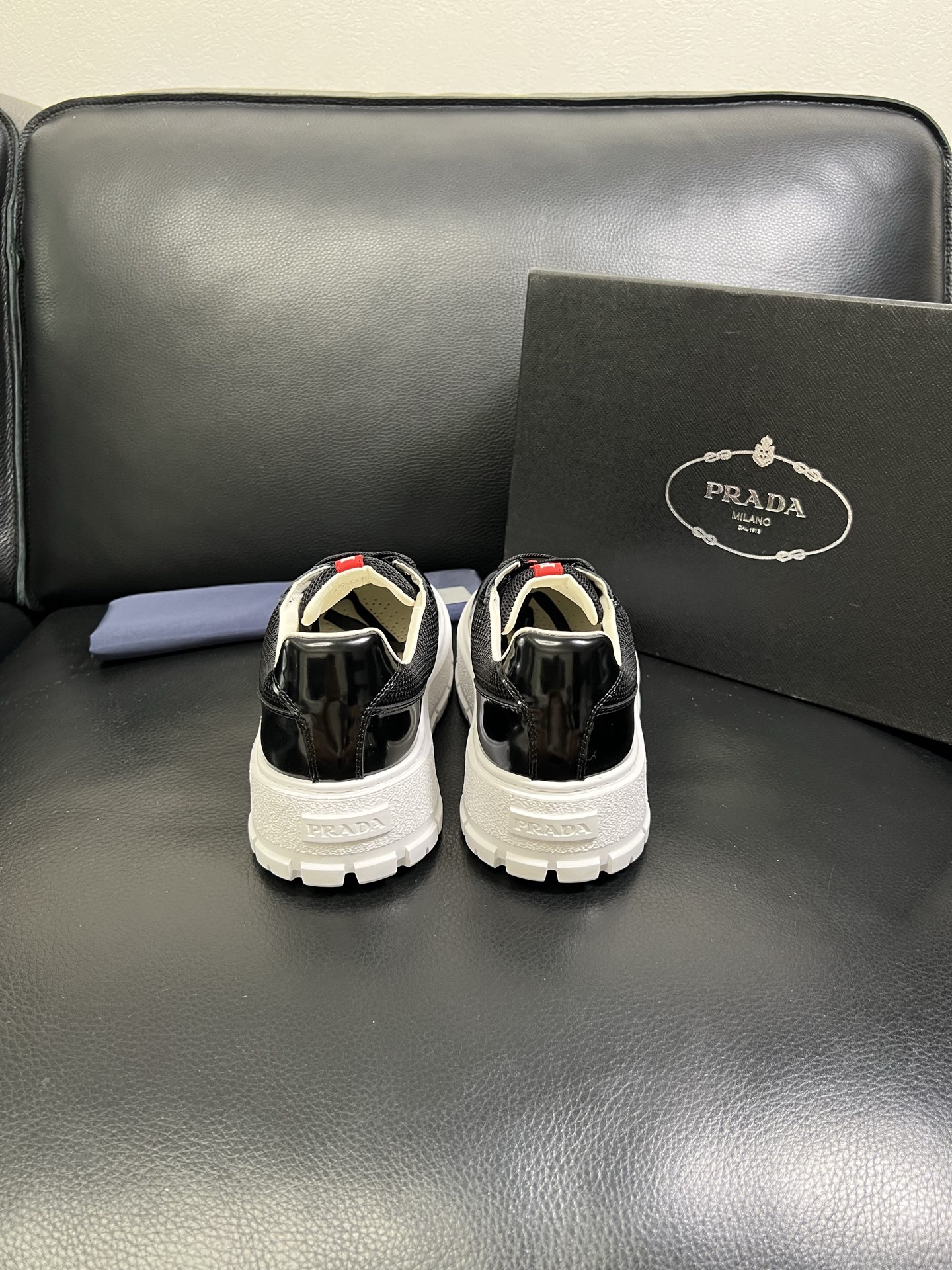  Prada🔍顶级代购🇮🇹 普拉达 专柜新款，原厂配置意大利进口牛皮面料，高品质复杂拼接工艺，进口牛皮内