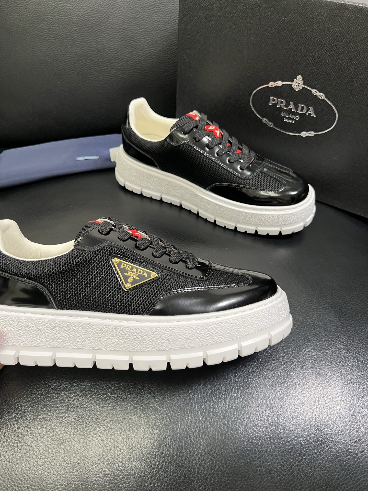  Prada🔍顶级代购🇮🇹 普拉达 专柜新款，原厂配置意大利进口牛皮面料，高品质复杂拼接工艺，进口牛皮内