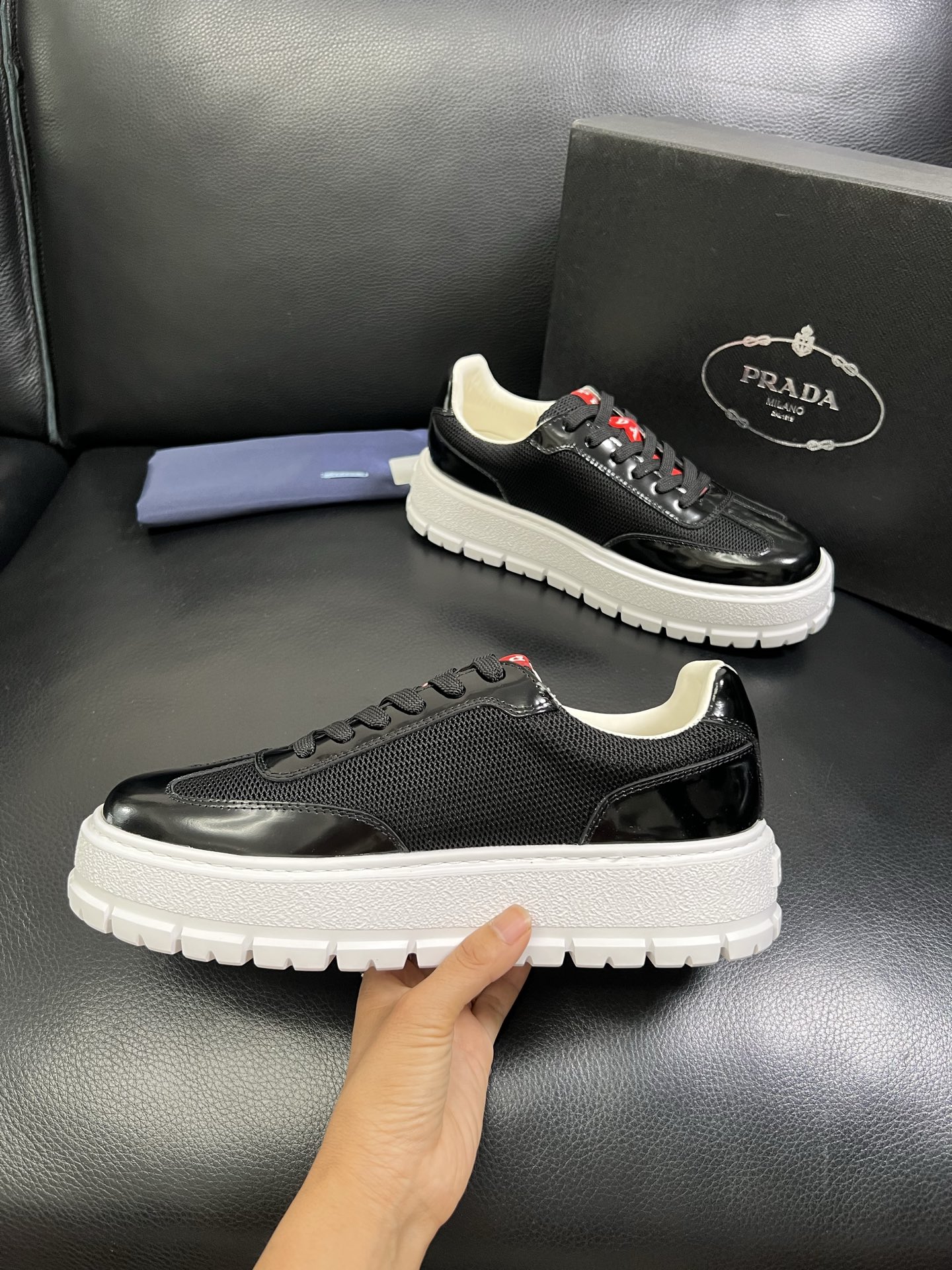  Prada🔍顶级代购🇮🇹 普拉达 专柜新款，原厂配置意大利进口牛皮面料，高品质复杂拼接工艺，进口牛皮内