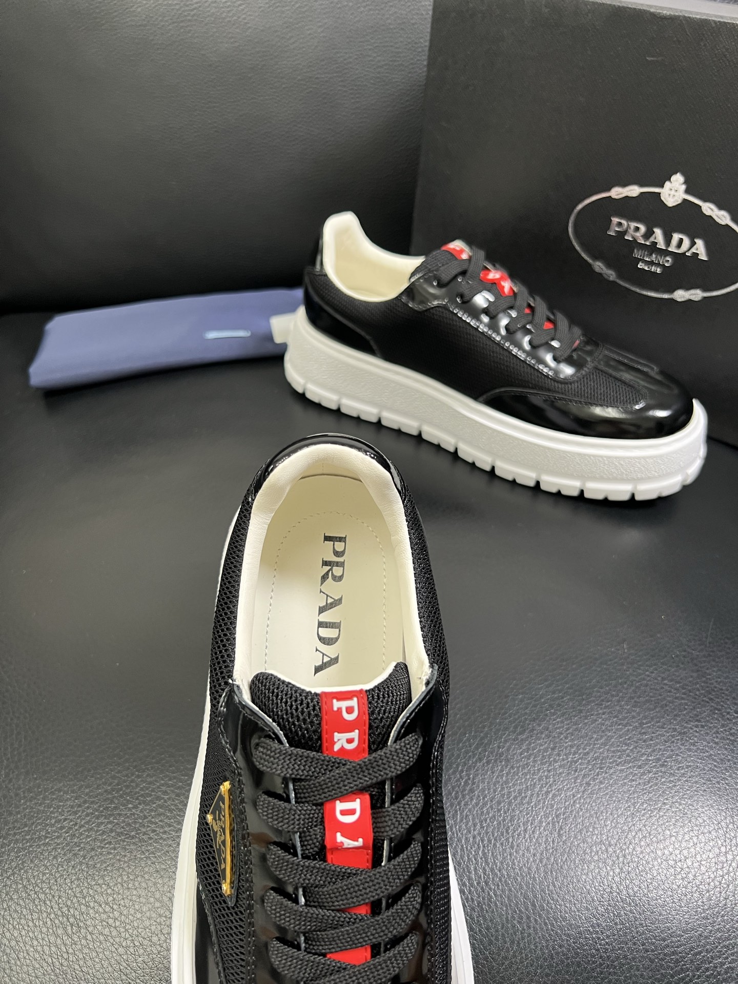  Prada🔍顶级代购🇮🇹 普拉达 专柜新款，原厂配置意大利进口牛皮面料，高品质复杂拼接工艺，进口牛皮内