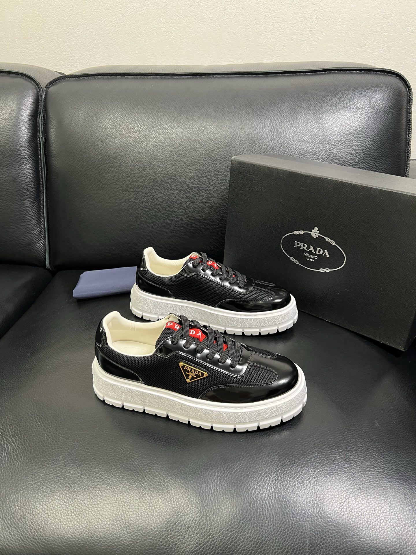  Prada🔍顶级代购🇮🇹 普拉达 专柜新款，原厂配置意大利进口牛皮面料，高品质复杂拼接工艺，进口牛皮内