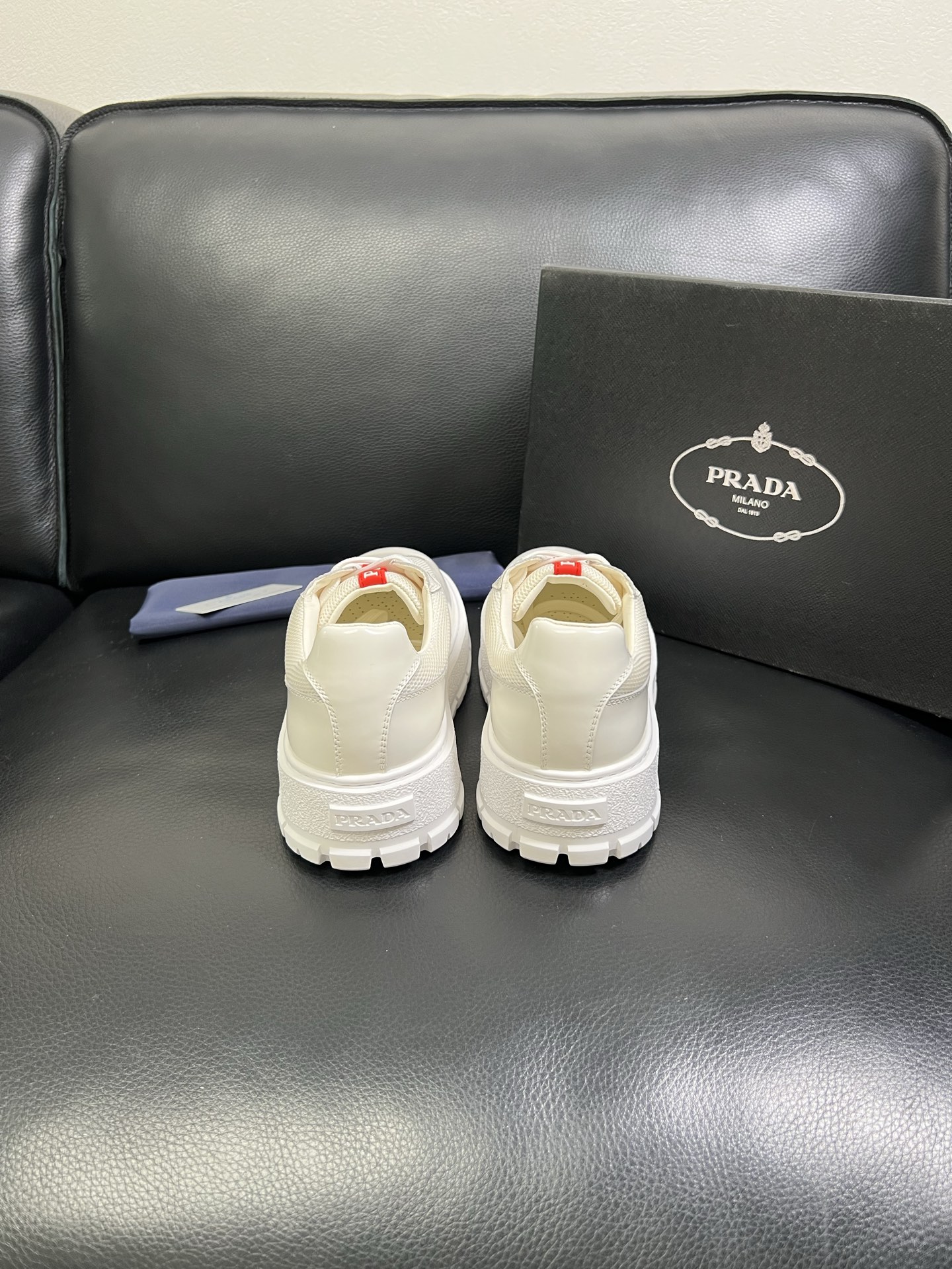  Prada🔍顶级代购🇮🇹 普拉达 专柜新款，原厂配置意大利进口牛皮面料，高品质复杂拼接工艺，进口牛皮内
