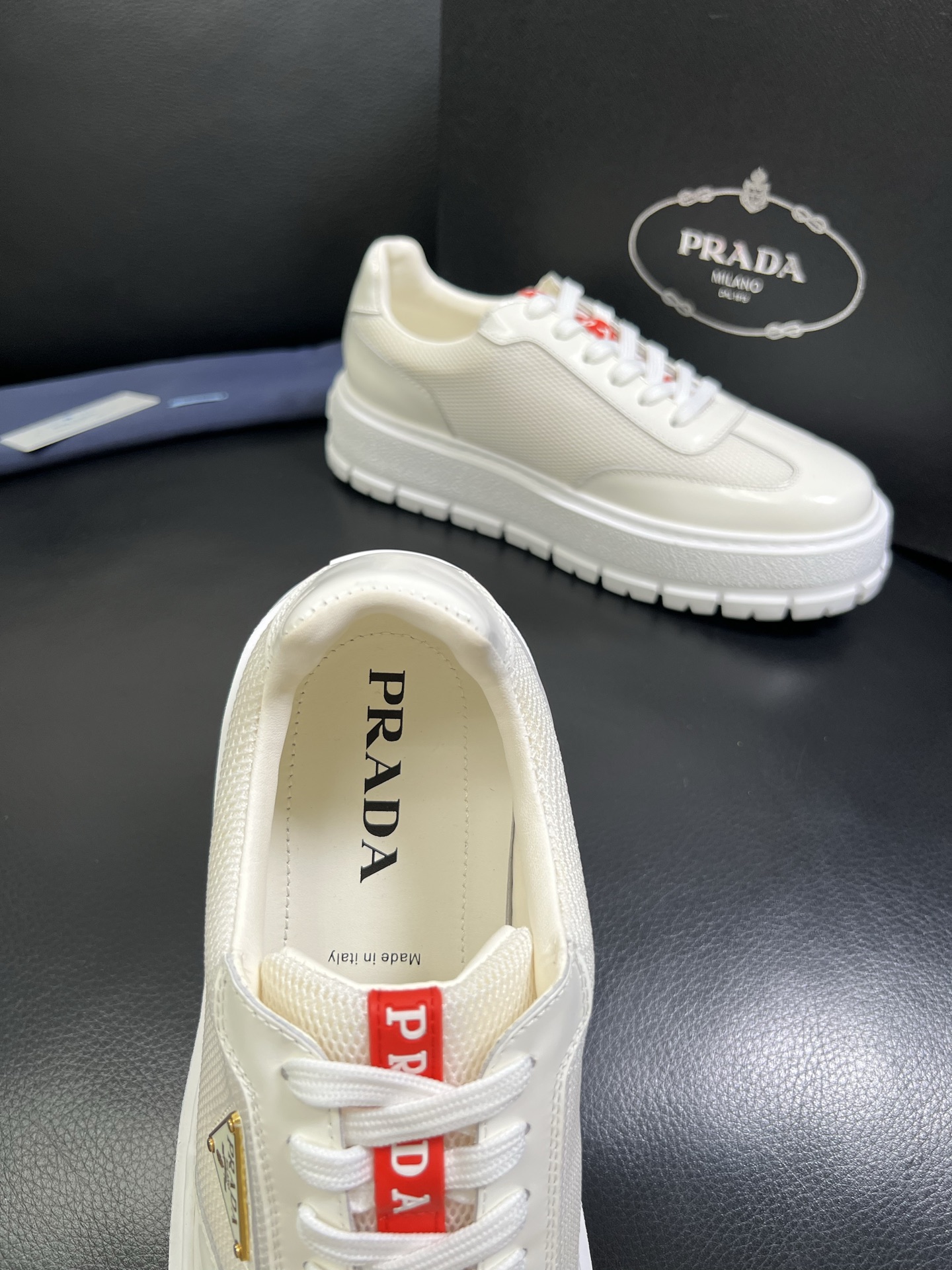  Prada🔍顶级代购🇮🇹 普拉达 专柜新款，原厂配置意大利进口牛皮面料，高品质复杂拼接工艺，进口牛皮内