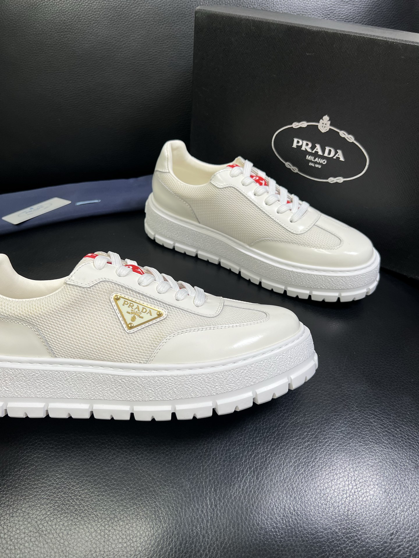  Prada🔍顶级代购🇮🇹 普拉达 专柜新款，原厂配置意大利进口牛皮面料，高品质复杂拼接工艺，进口牛皮内