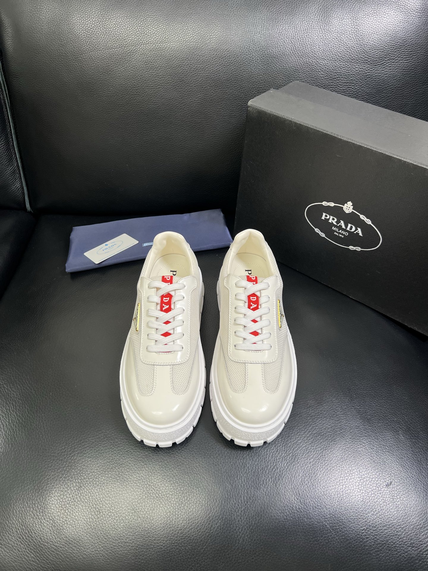  Prada🔍顶级代购🇮🇹 普拉达 专柜新款，原厂配置意大利进口牛皮面料，高品质复杂拼接工艺，进口牛皮内