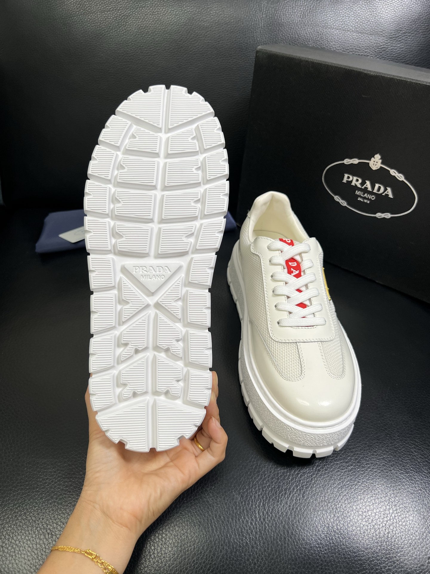  Prada🔍顶级代购🇮🇹 普拉达 专柜新款，原厂配置意大利进口牛皮面料，高品质复杂拼接工艺，进口牛皮内