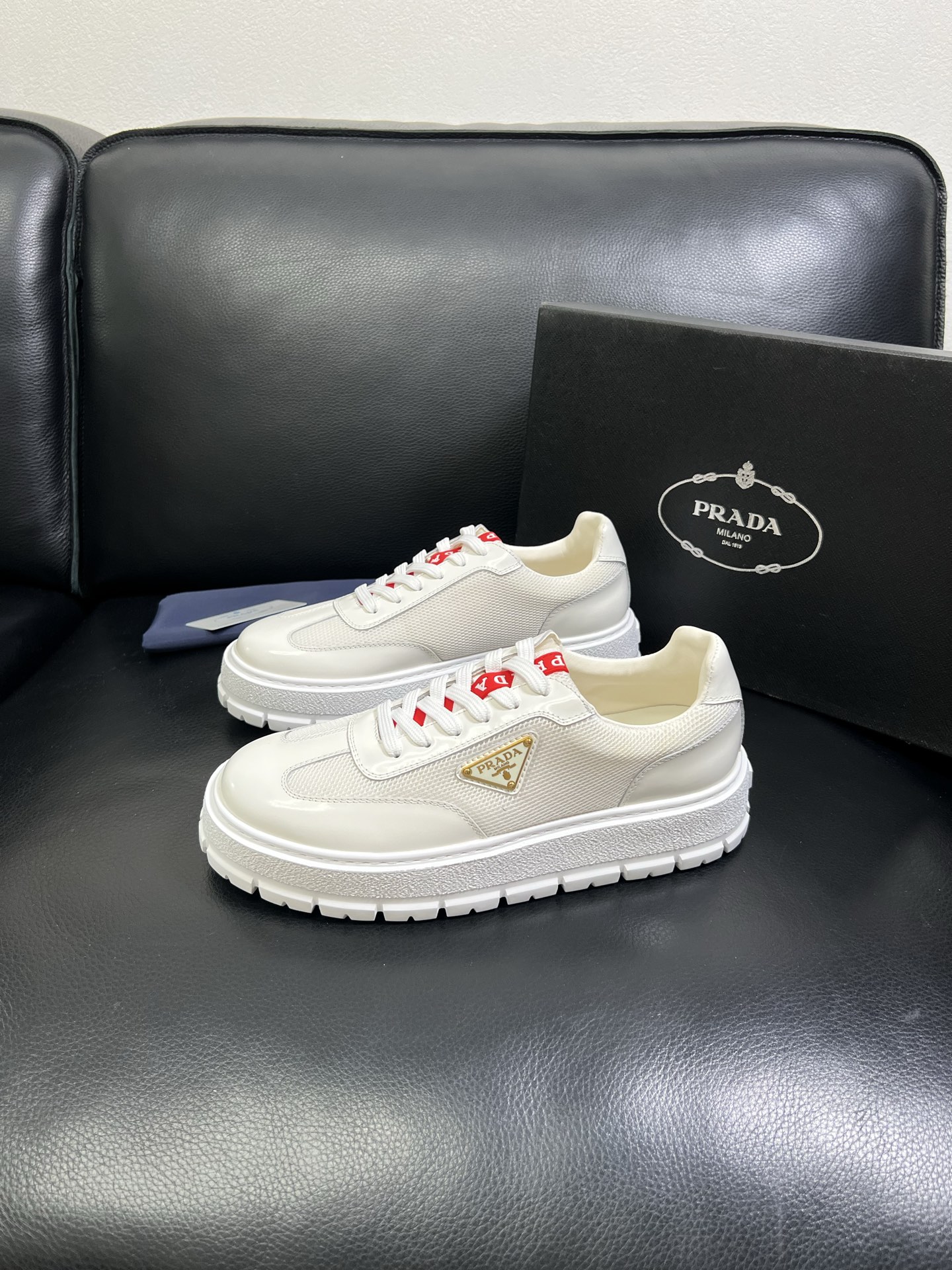  Prada🔍顶级代购🇮🇹 普拉达 专柜新款，原厂配置意大利进口牛皮面料，高品质复杂拼接工艺，进口牛皮内