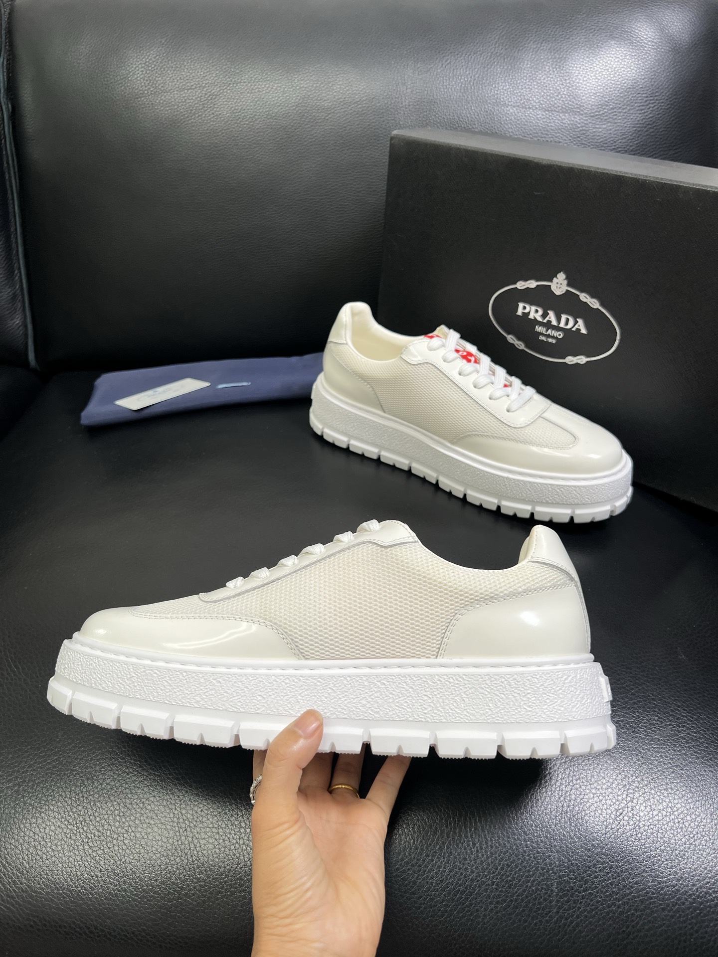  Prada🔍顶级代购🇮🇹 普拉达 专柜新款，原厂配置意大利进口牛皮面料，高品质复杂拼接工艺，进口牛皮内