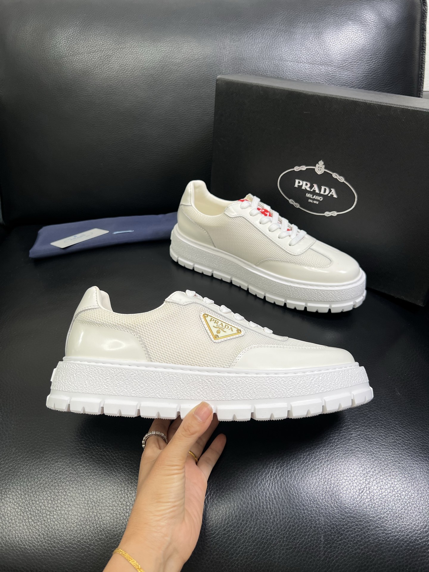  Prada🔍顶级代购🇮🇹 普拉达 专柜新款，原厂配置意大利进口牛皮面料，高品质复杂拼接工艺，进口牛皮内