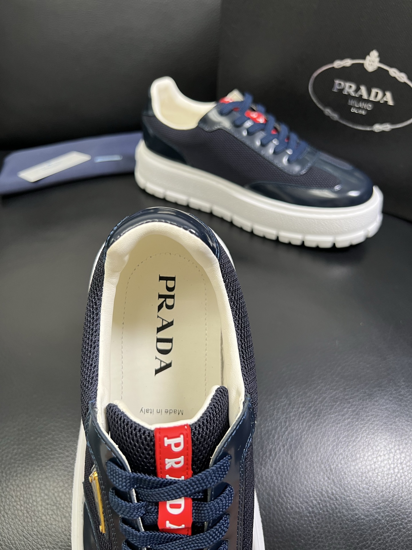  Prada🔍顶级代购🇮🇹 普拉达 专柜新款，原厂配置意大利进口牛皮面料，高品质复杂拼接工艺，进口牛皮内
