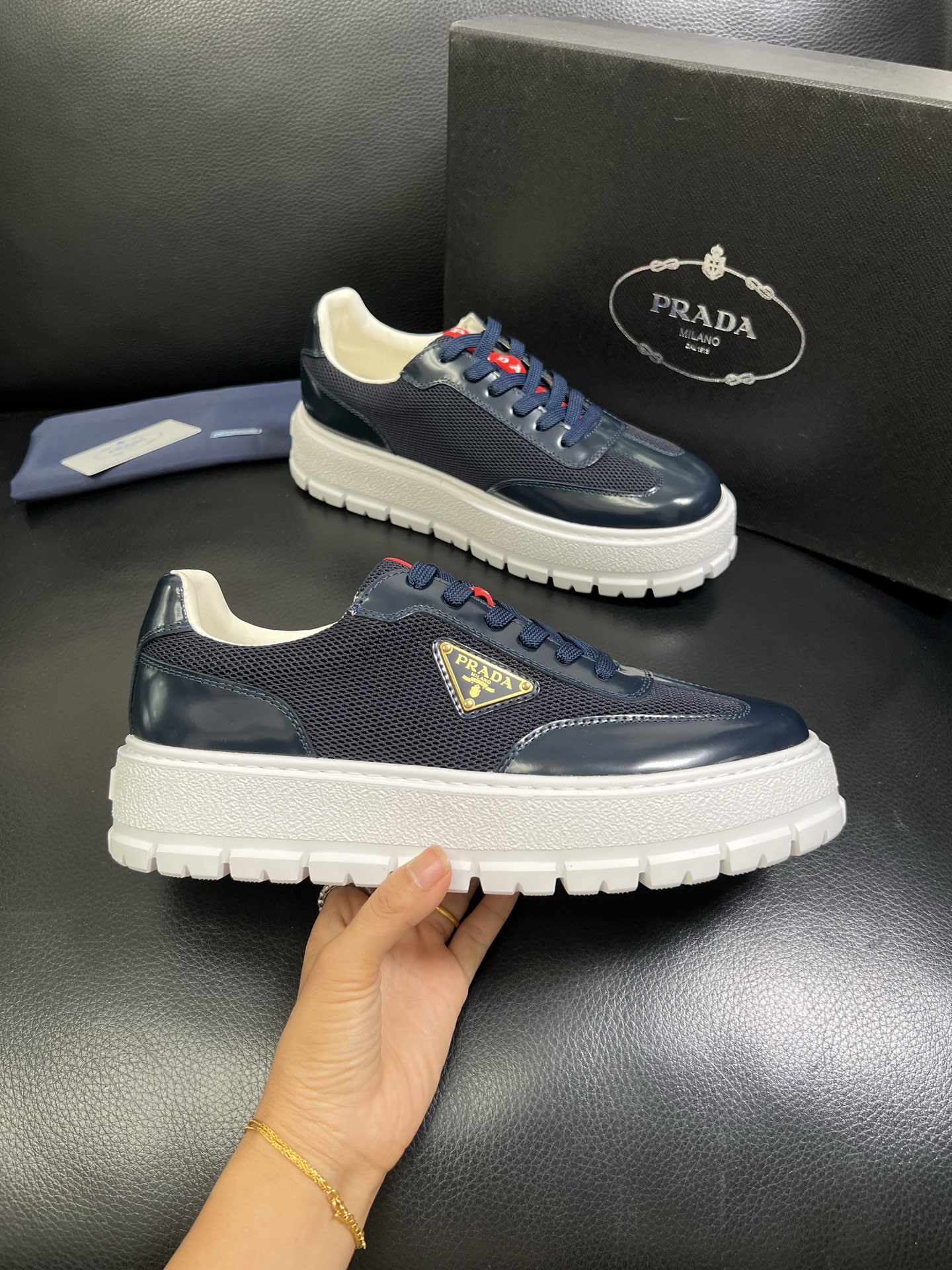  Prada🔍顶级代购🇮🇹 普拉达 专柜新款，原厂配置意大利进口牛皮面料，高品质复杂拼接工艺，进口牛皮内