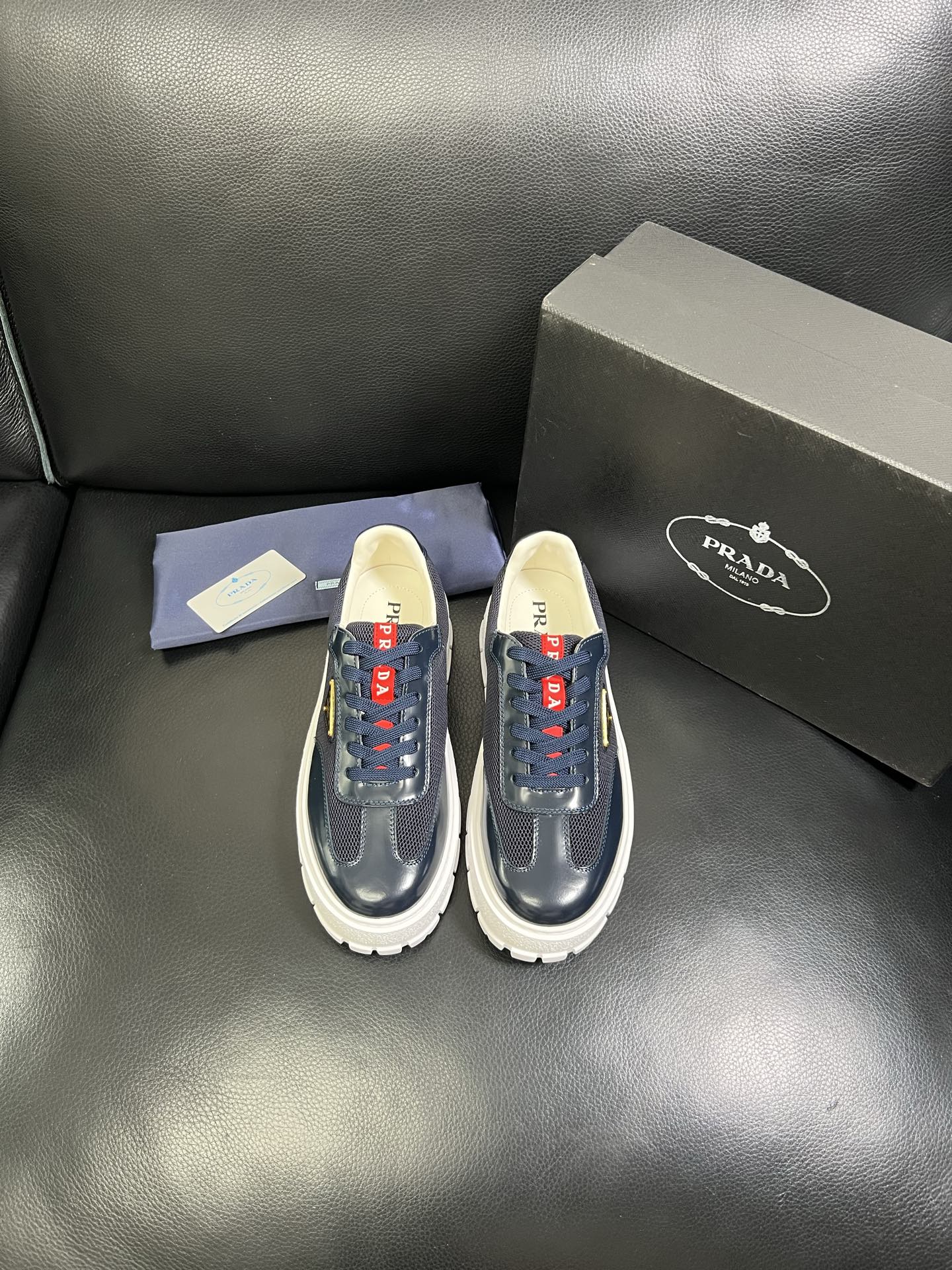  Prada🔍顶级代购🇮🇹 普拉达 专柜新款，原厂配置意大利进口牛皮面料，高品质复杂拼接工艺，进口牛皮内