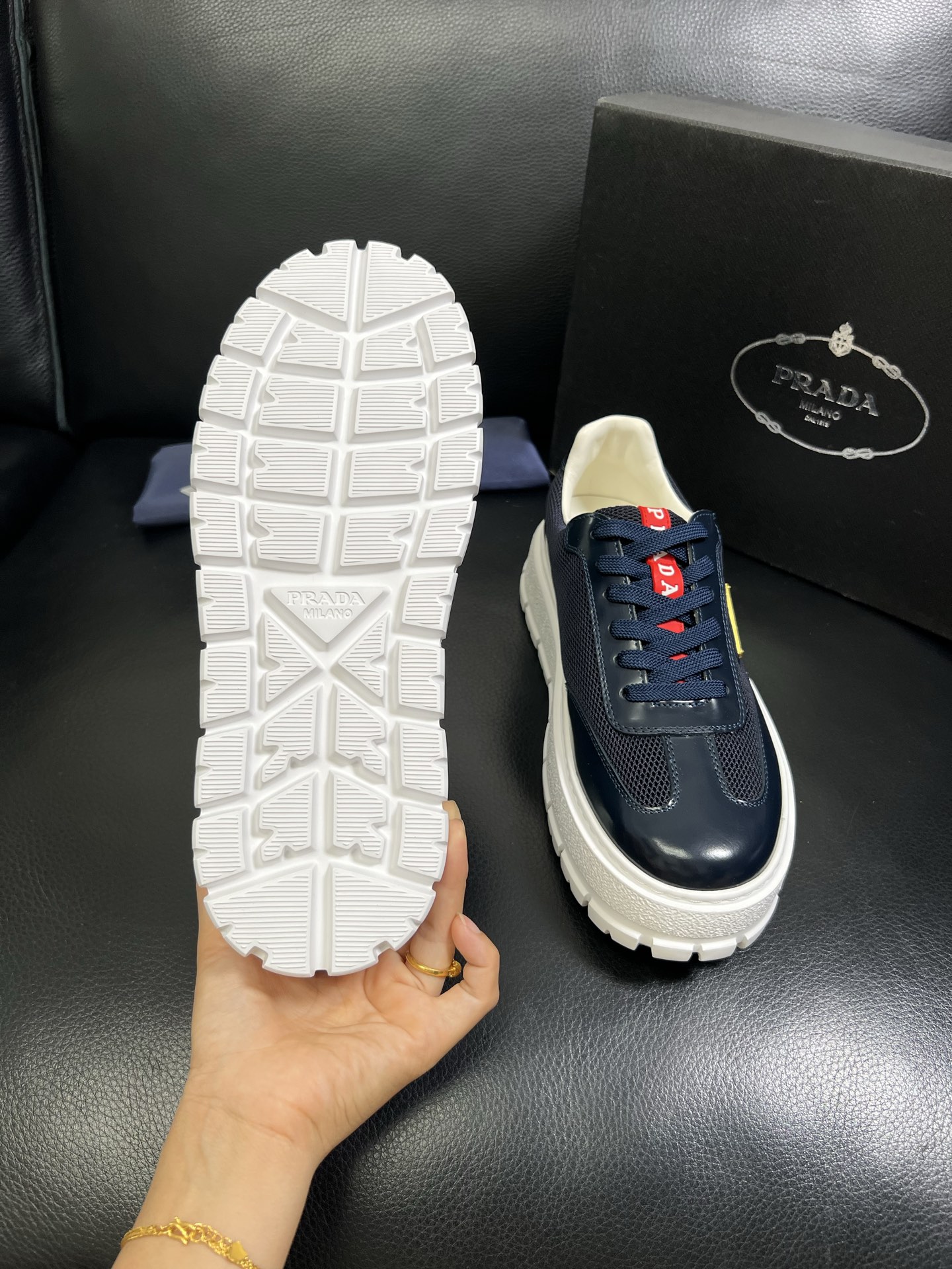  Prada🔍顶级代购🇮🇹 普拉达 专柜新款，原厂配置意大利进口牛皮面料，高品质复杂拼接工艺，进口牛皮内