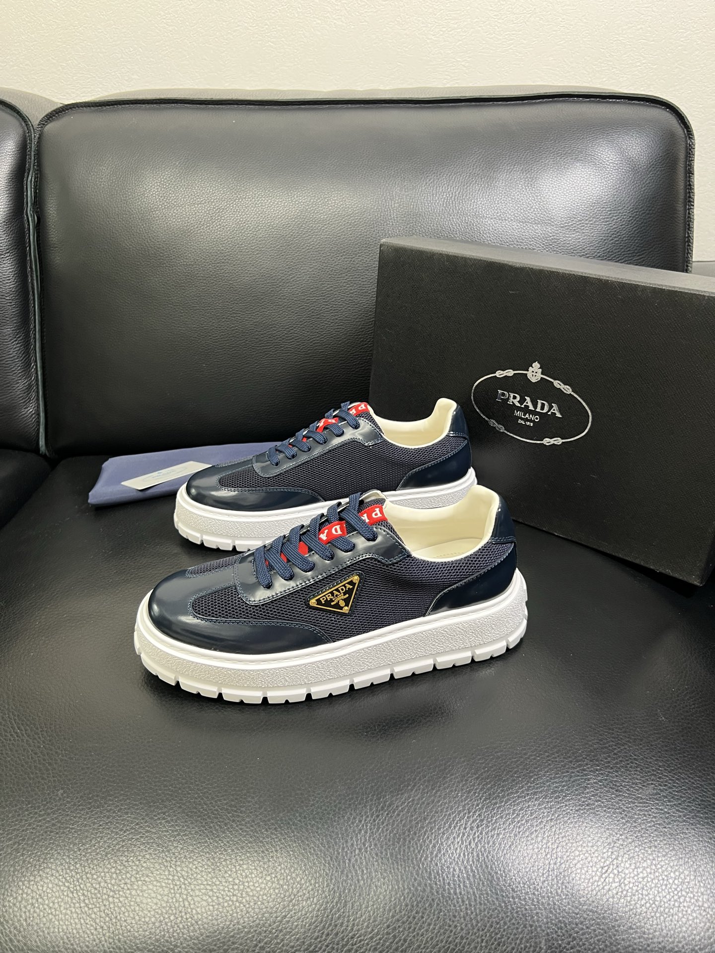  Prada🔍顶级代购🇮🇹 普拉达 专柜新款，原厂配置意大利进口牛皮面料，高品质复杂拼接工艺，进口牛皮内
