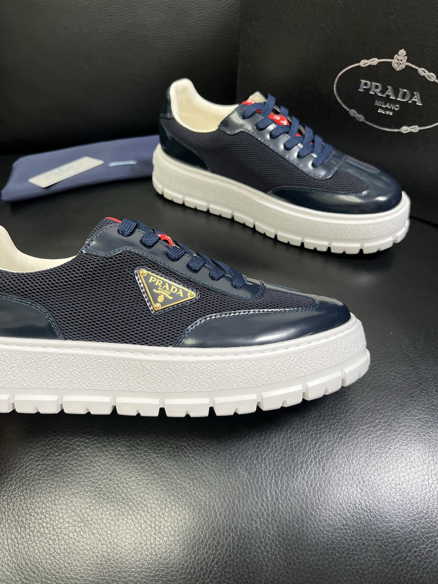  Prada🔍顶级代购🇮🇹 普拉达 专柜新款，原厂配置意大利进口牛皮面料，高品质复杂拼接工艺，进口牛皮内