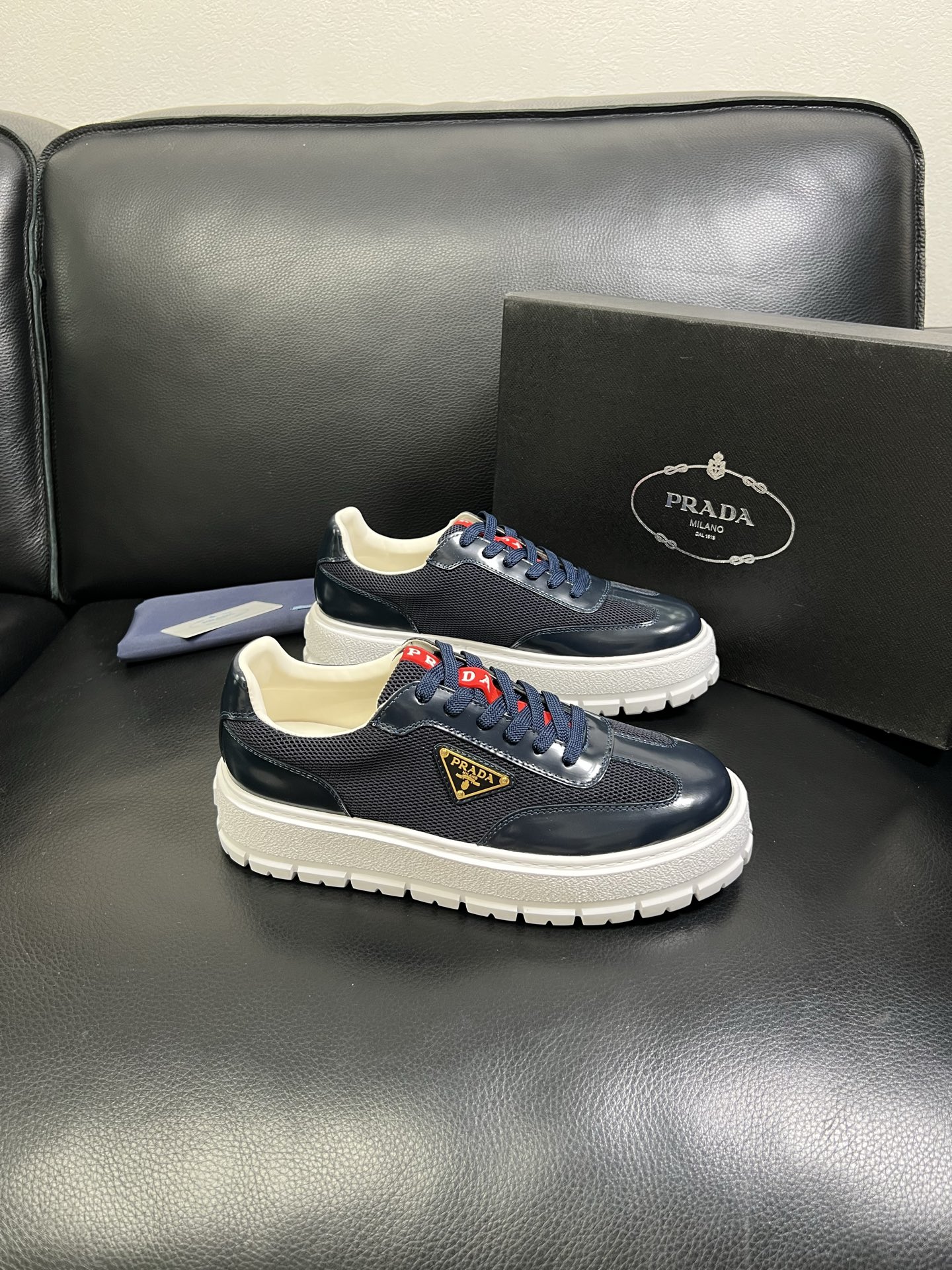 Prada🔍顶级代购🇮🇹 普拉达 专柜新款，原厂配置意大利进口牛皮面料，高品质复杂拼接工艺，进口牛皮内