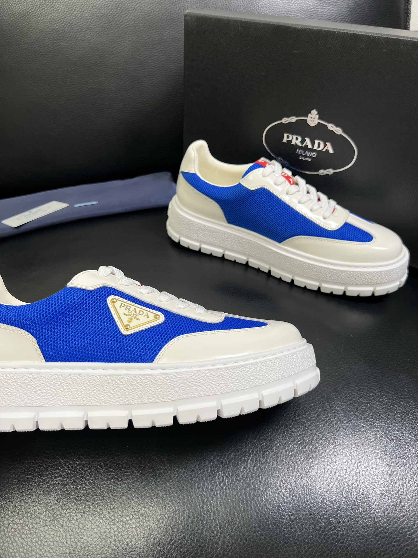  Prada🔍顶级代购🇮🇹 普拉达 专柜新款，原厂配置意大利进口牛皮面料，高品质复杂拼接工艺，进口牛皮内