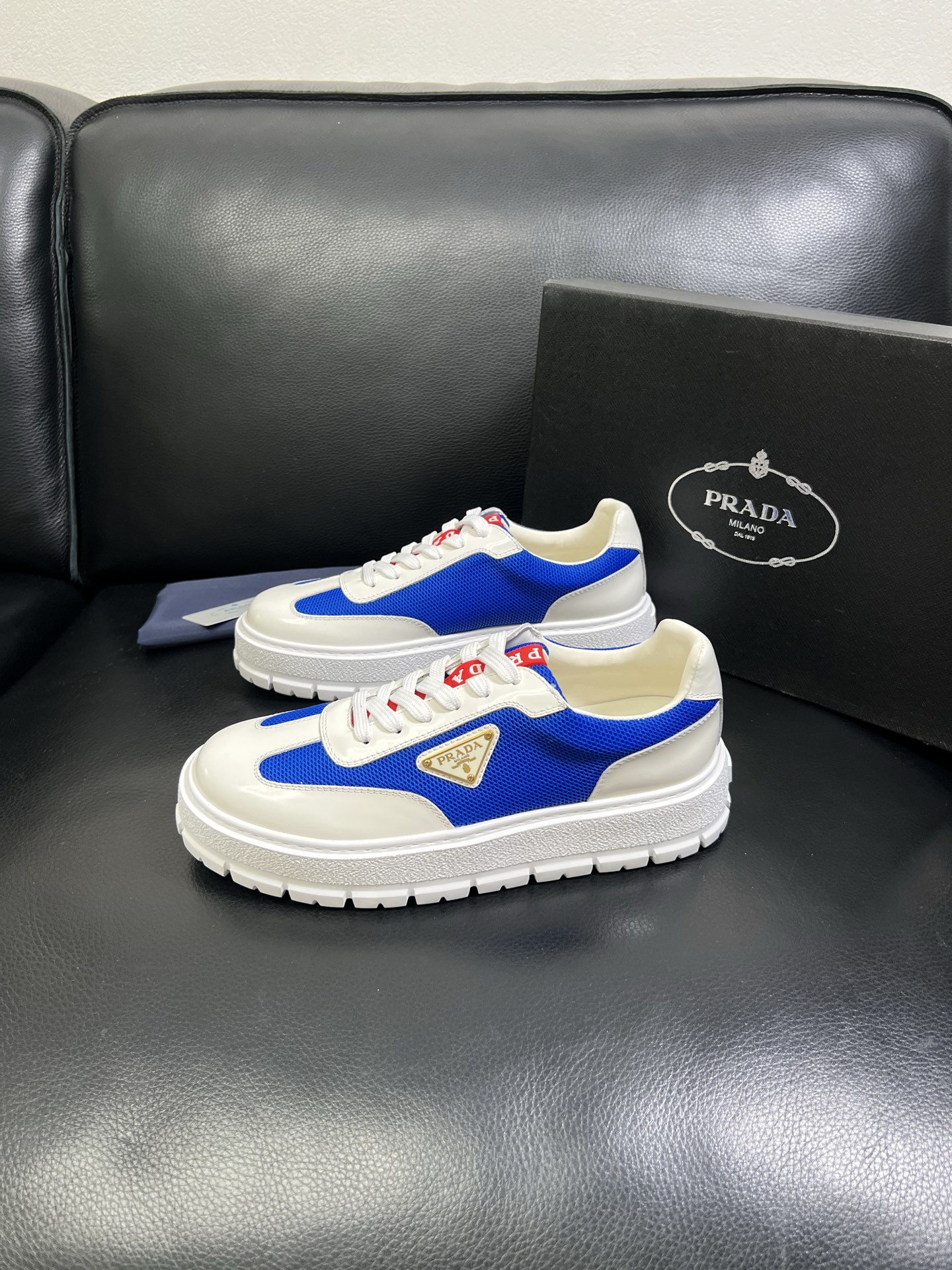  Prada🔍顶级代购🇮🇹 普拉达 专柜新款，原厂配置意大利进口牛皮面料，高品质复杂拼接工艺，进口牛皮内