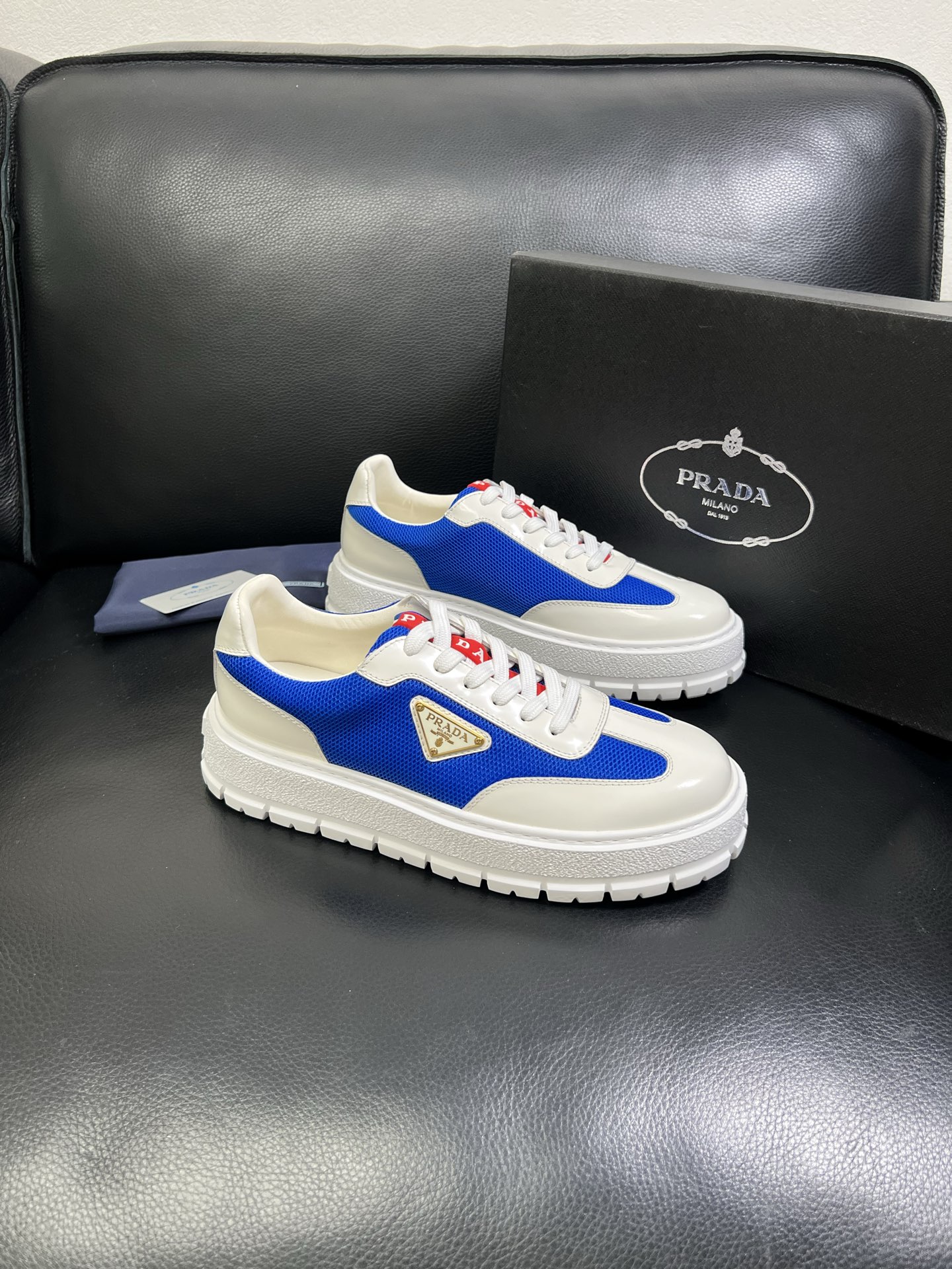  Prada🔍顶级代购🇮🇹 普拉达 专柜新款，原厂配置意大利进口牛皮面料，高品质复杂拼接工艺，进口牛皮内