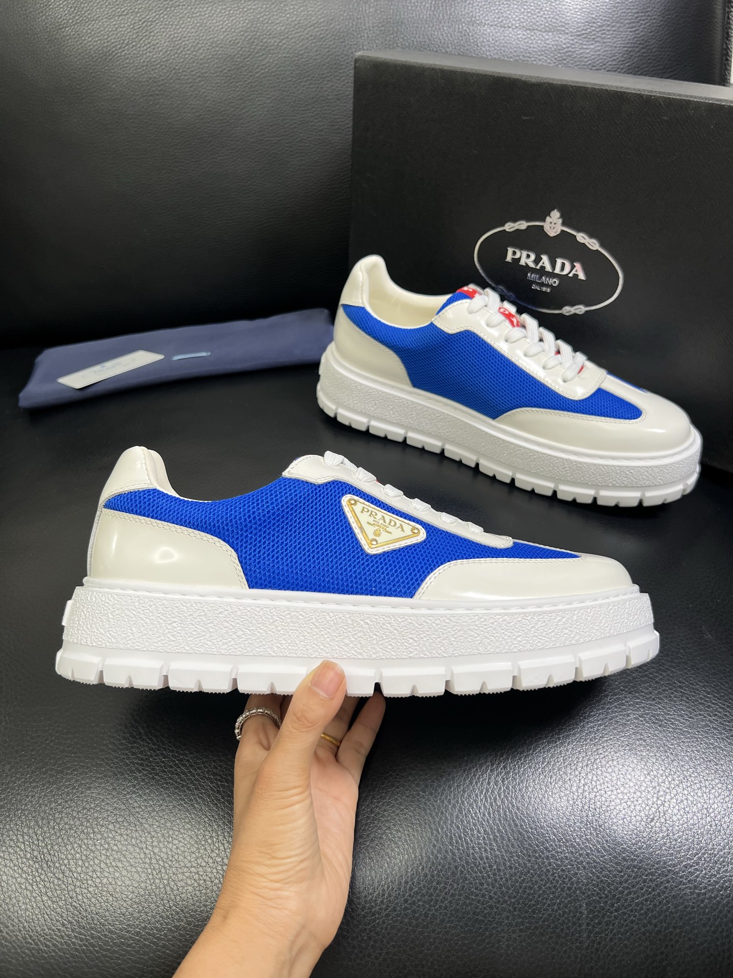  Prada🔍顶级代购🇮🇹 普拉达 专柜新款，原厂配置意大利进口牛皮面料，高品质复杂拼接工艺，进口牛皮内