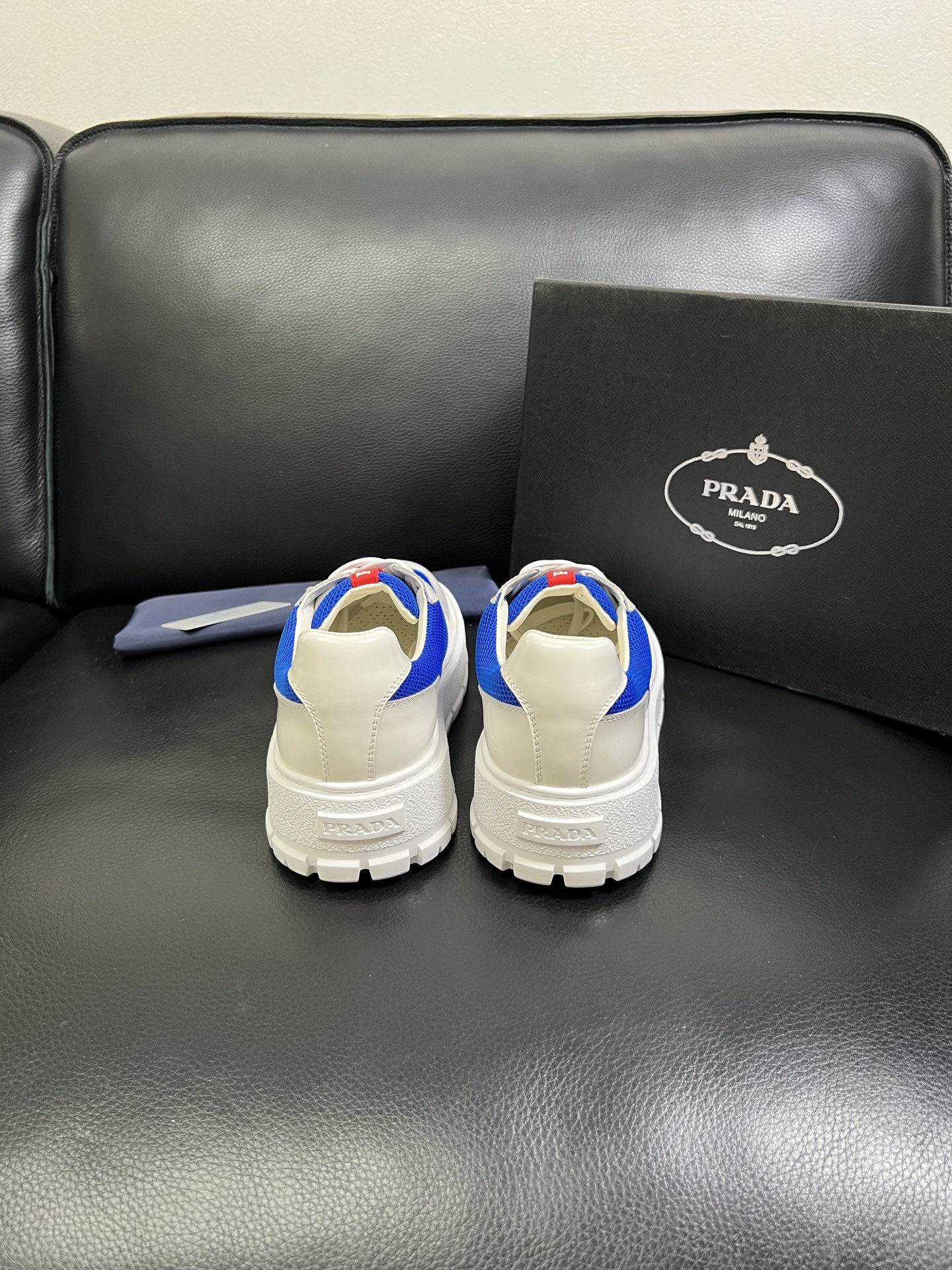  Prada🔍顶级代购🇮🇹 普拉达 专柜新款，原厂配置意大利进口牛皮面料，高品质复杂拼接工艺，进口牛皮内