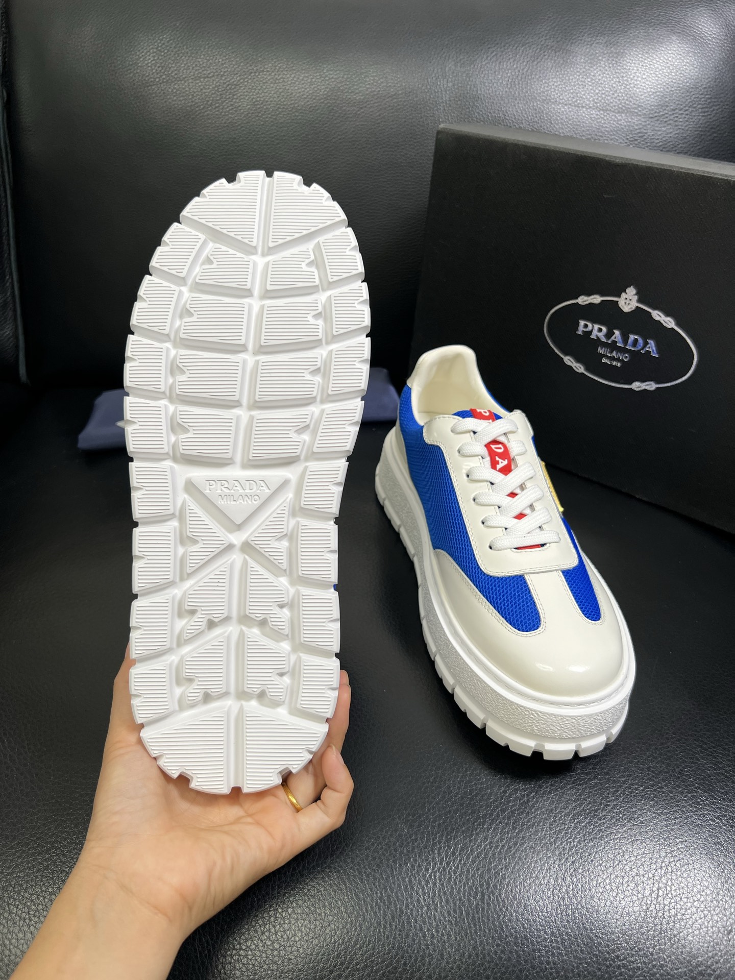  Prada🔍顶级代购🇮🇹 普拉达 专柜新款，原厂配置意大利进口牛皮面料，高品质复杂拼接工艺，进口牛皮内