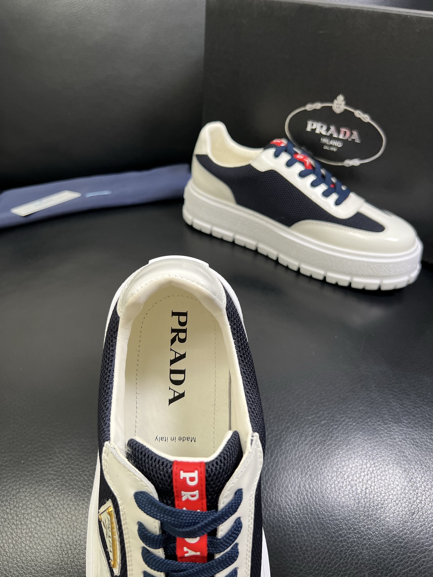  Prada🔍顶级代购🇮🇹 普拉达 专柜新款，原厂配置意大利进口牛皮面料，高品质复杂拼接工艺，进口牛皮内