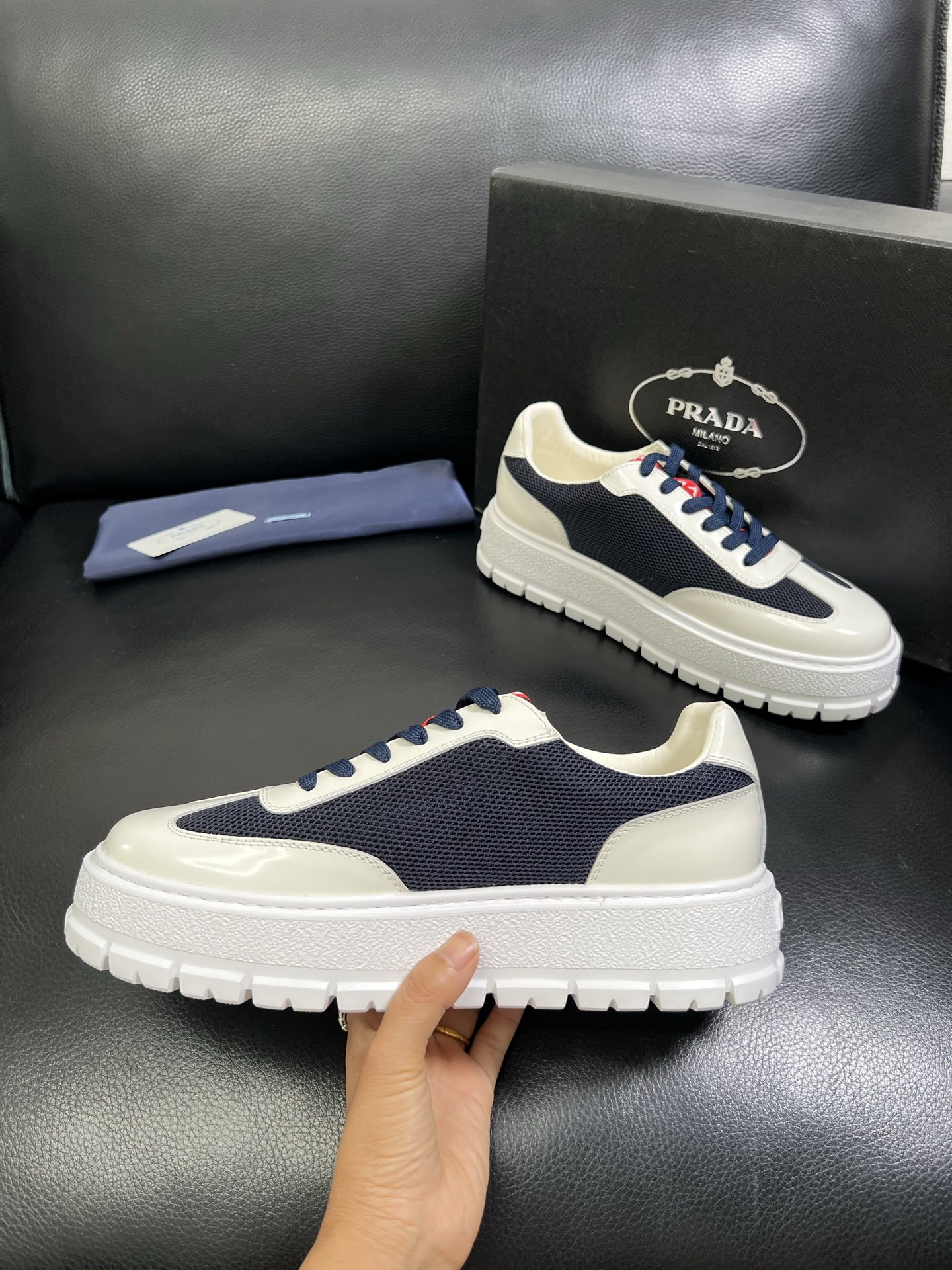 Prada🔍顶级代购🇮🇹 普拉达 专柜新款，原厂配置意大利进口牛皮面料，高品质复杂拼接工艺，进口牛皮内