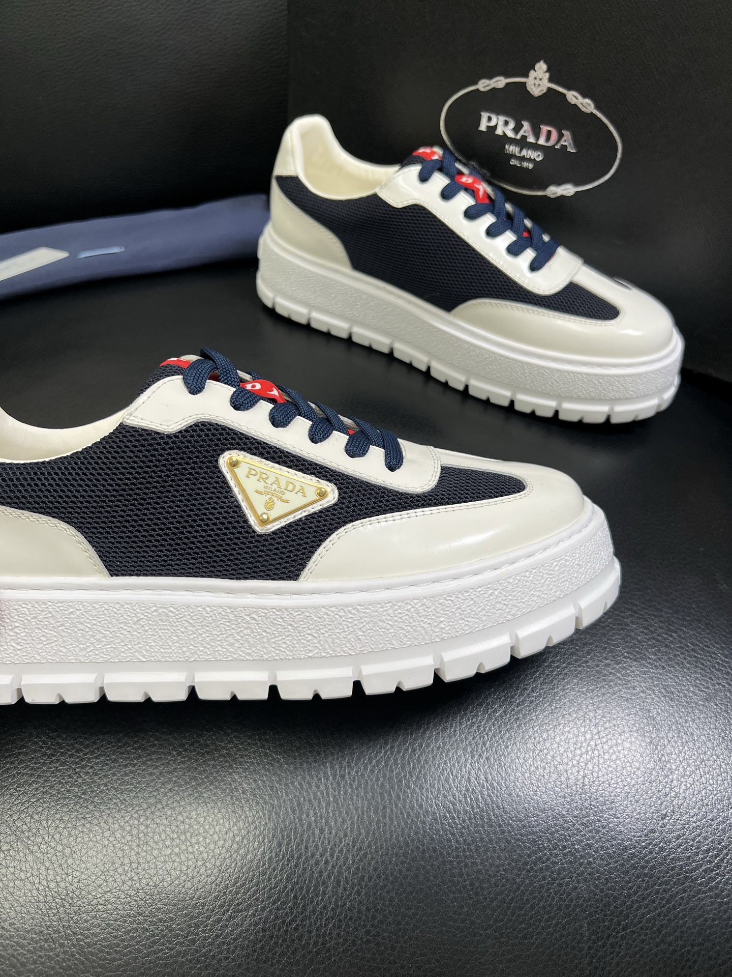  Prada🔍顶级代购🇮🇹 普拉达 专柜新款，原厂配置意大利进口牛皮面料，高品质复杂拼接工艺，进口牛皮内