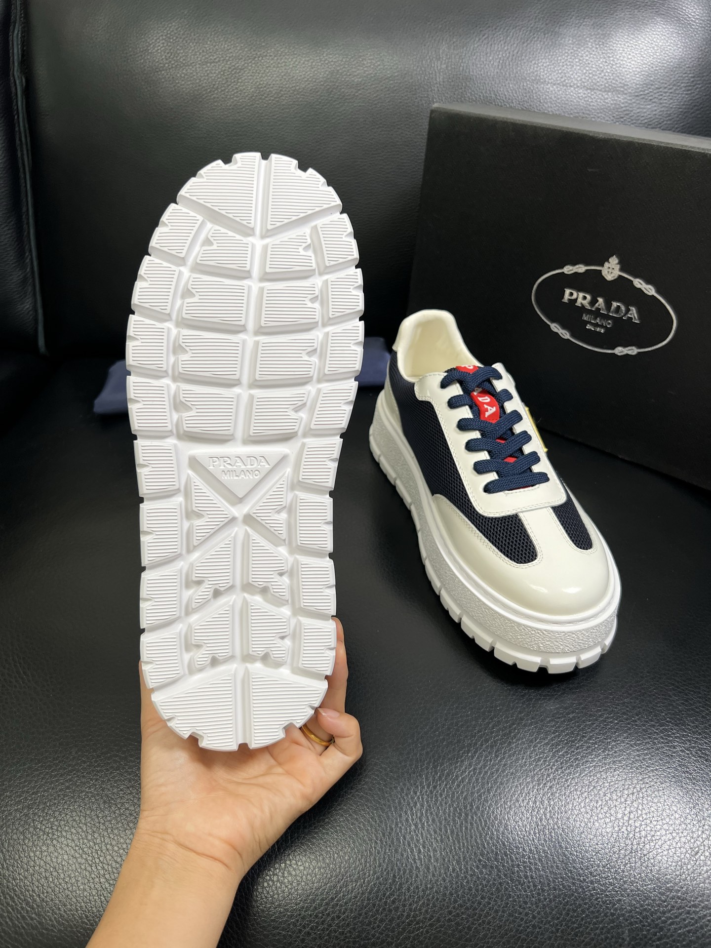  Prada🔍顶级代购🇮🇹 普拉达 专柜新款，原厂配置意大利进口牛皮面料，高品质复杂拼接工艺，进口牛皮内