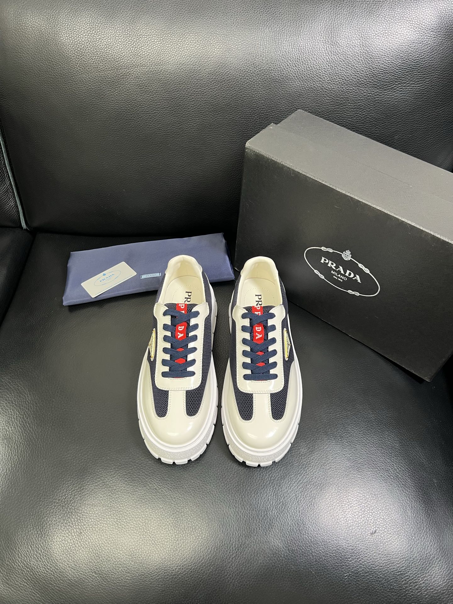 Prada🔍顶级代购🇮🇹 普拉达 专柜新款，原厂配置意大利进口牛皮面料，高品质复杂拼接工艺，进口牛皮内