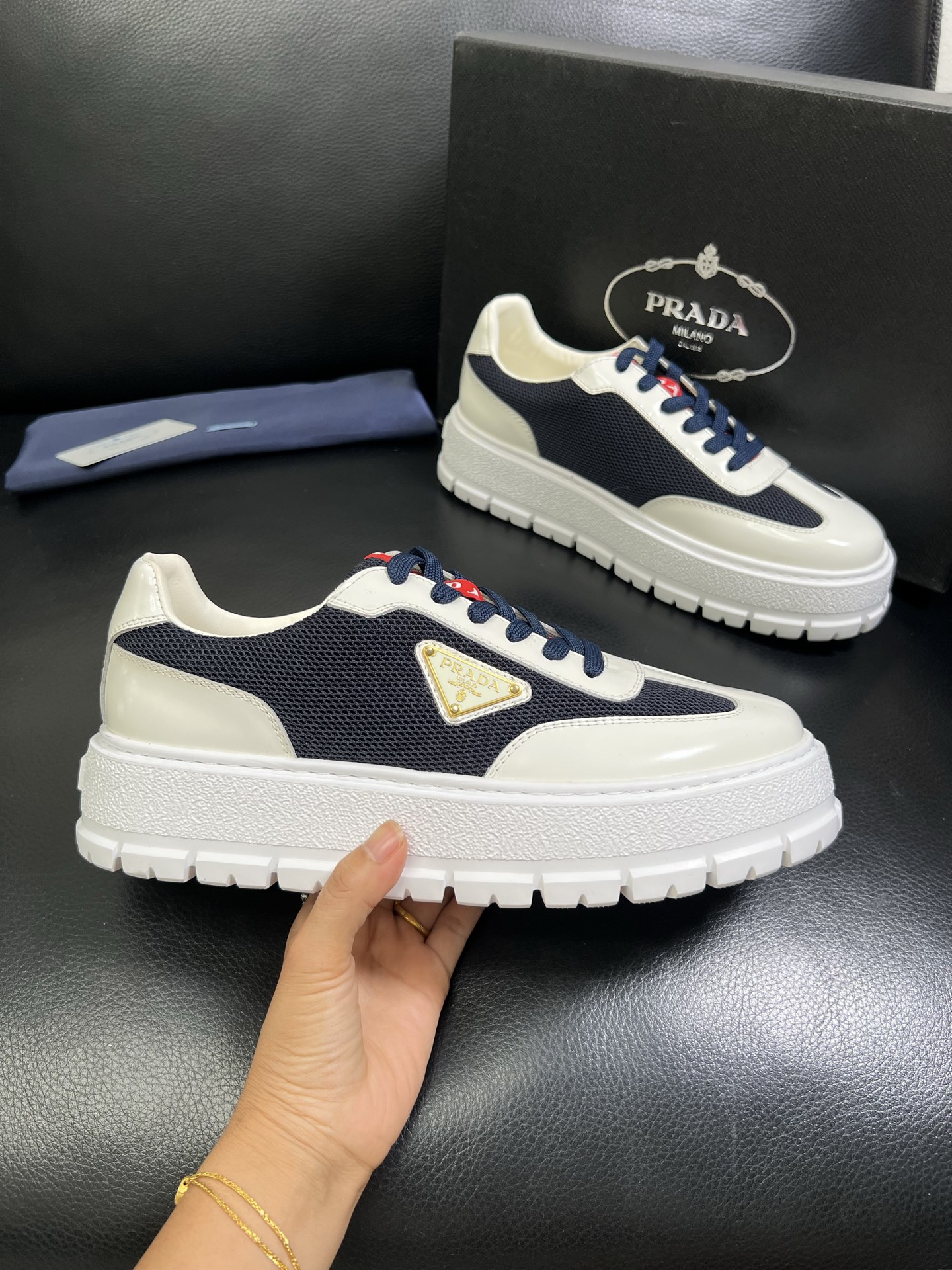  Prada🔍顶级代购🇮🇹 普拉达 专柜新款，原厂配置意大利进口牛皮面料，高品质复杂拼接工艺，进口牛皮内