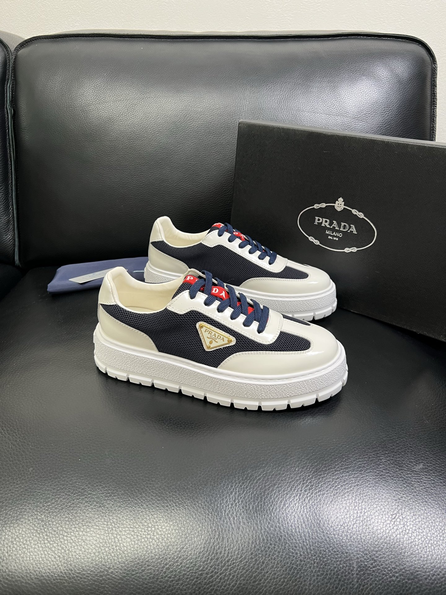  Prada🔍顶级代购🇮🇹 普拉达 专柜新款，原厂配置意大利进口牛皮面料，高品质复杂拼接工艺，进口牛皮内