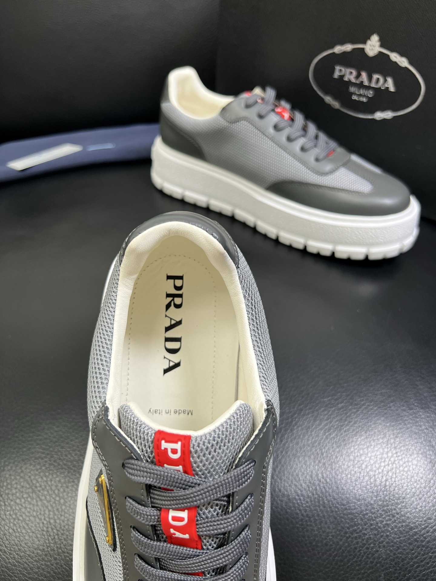  Prada🔍顶级代购🇮🇹 普拉达 专柜新款，原厂配置意大利进口牛皮面料，高品质复杂拼接工艺，进口牛皮内