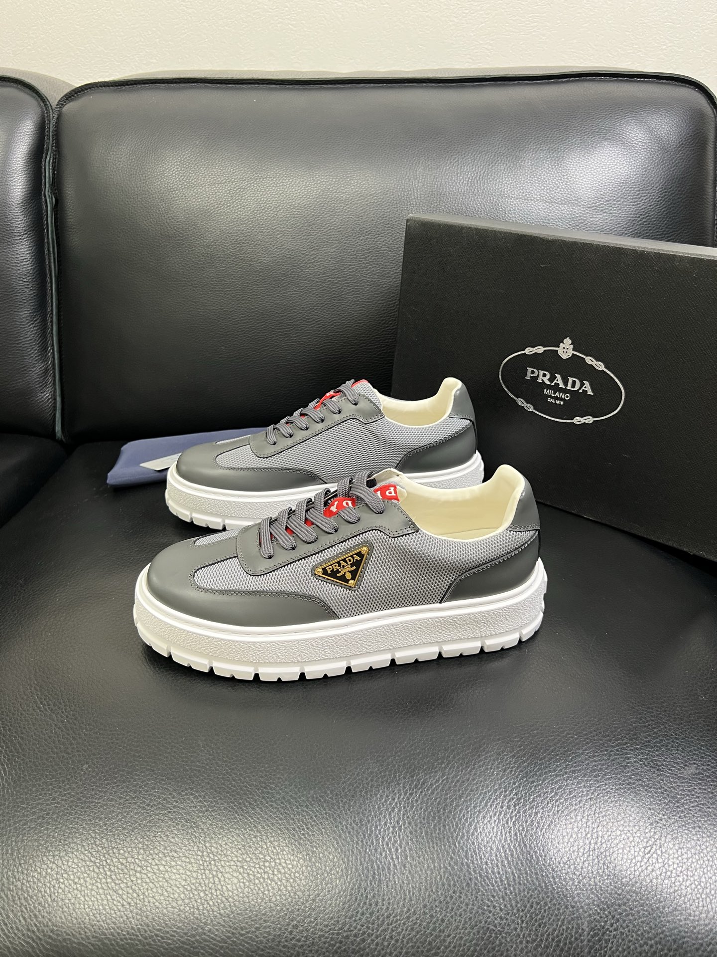 Prada🔍顶级代购🇮🇹 普拉达 专柜新款，原厂配置意大利进口牛皮面料，高品质复杂拼接工艺，进口牛皮内