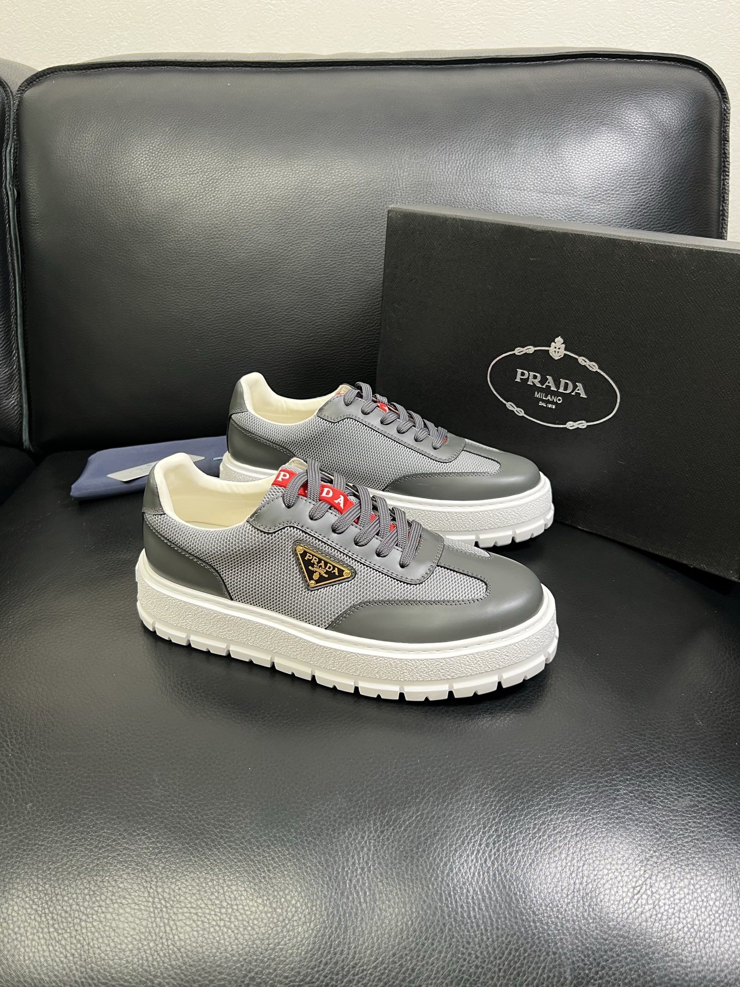  Prada🔍顶级代购🇮🇹 普拉达 专柜新款，原厂配置意大利进口牛皮面料，高品质复杂拼接工艺，进口牛皮内