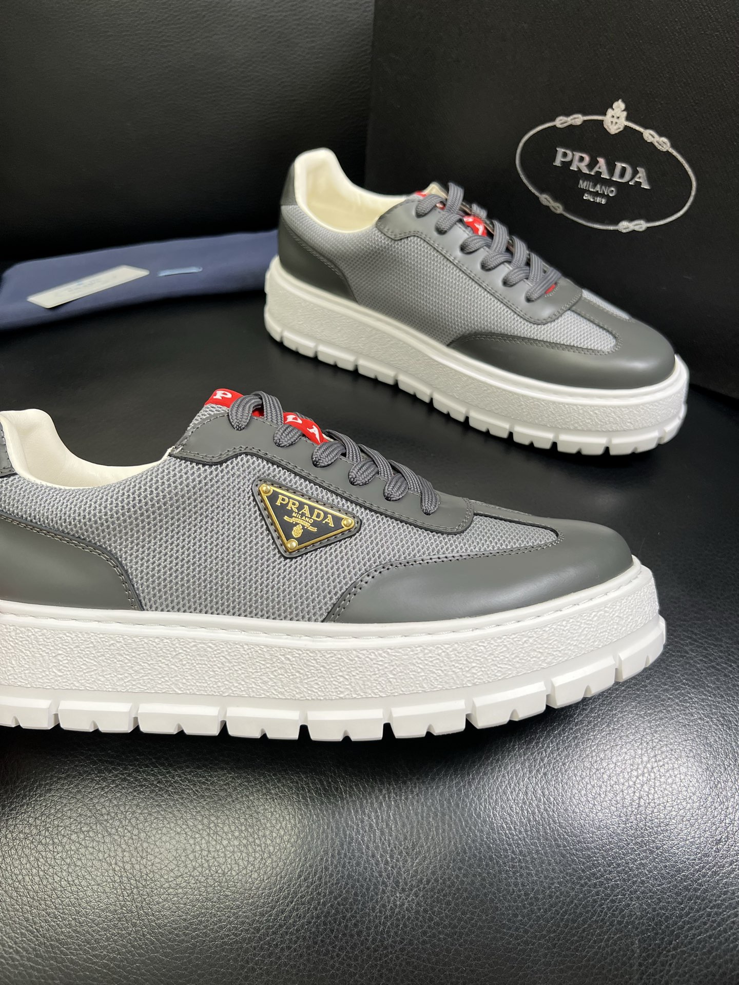  Prada🔍顶级代购🇮🇹 普拉达 专柜新款，原厂配置意大利进口牛皮面料，高品质复杂拼接工艺，进口牛皮内