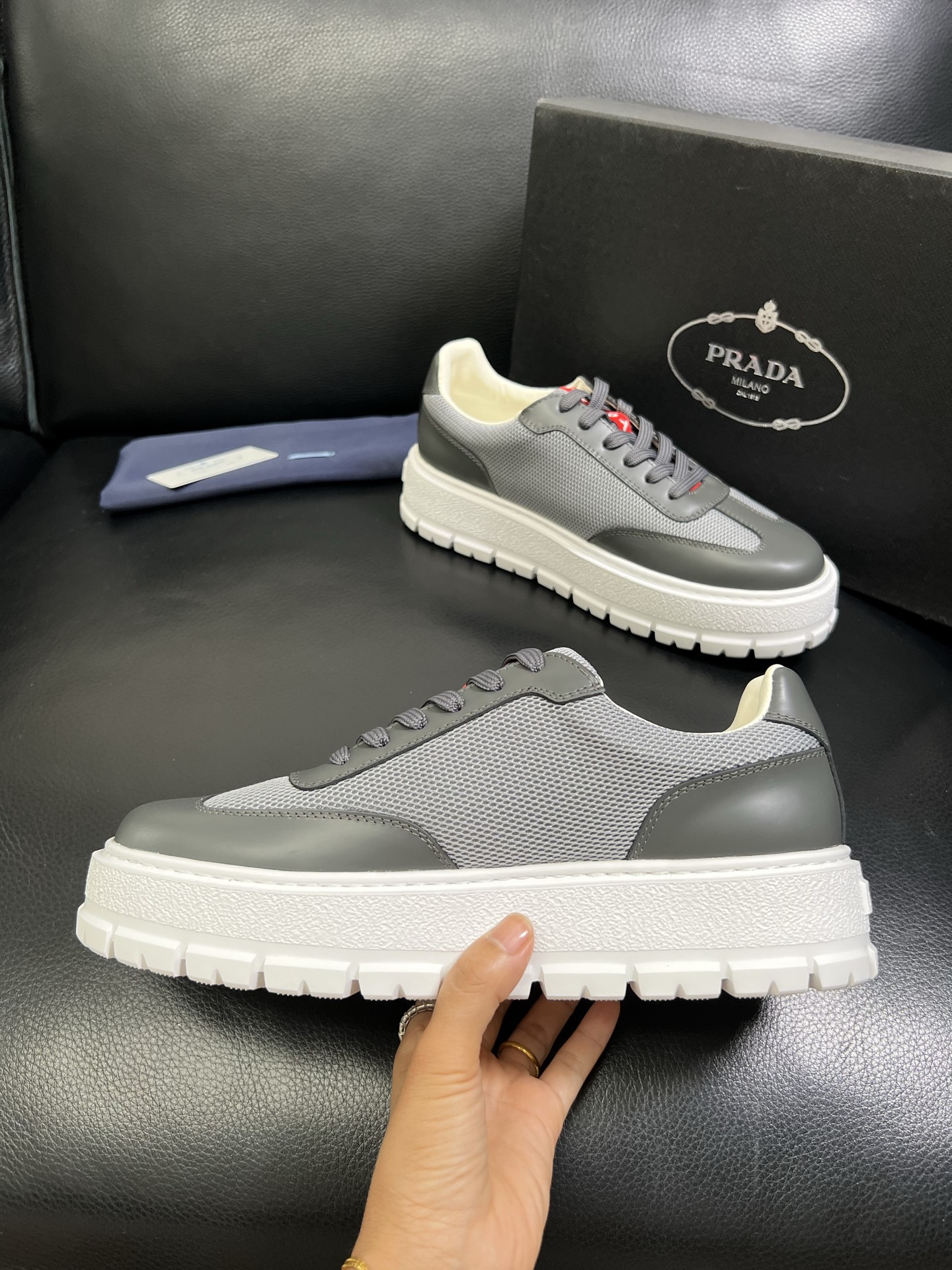  Prada🔍顶级代购🇮🇹 普拉达 专柜新款，原厂配置意大利进口牛皮面料，高品质复杂拼接工艺，进口牛皮内