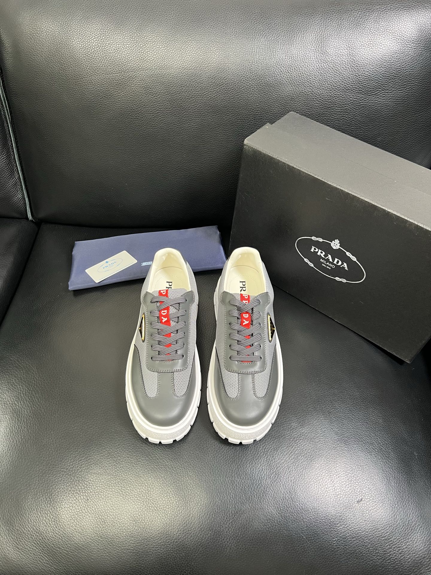  Prada🔍顶级代购🇮🇹 普拉达 专柜新款，原厂配置意大利进口牛皮面料，高品质复杂拼接工艺，进口牛皮内