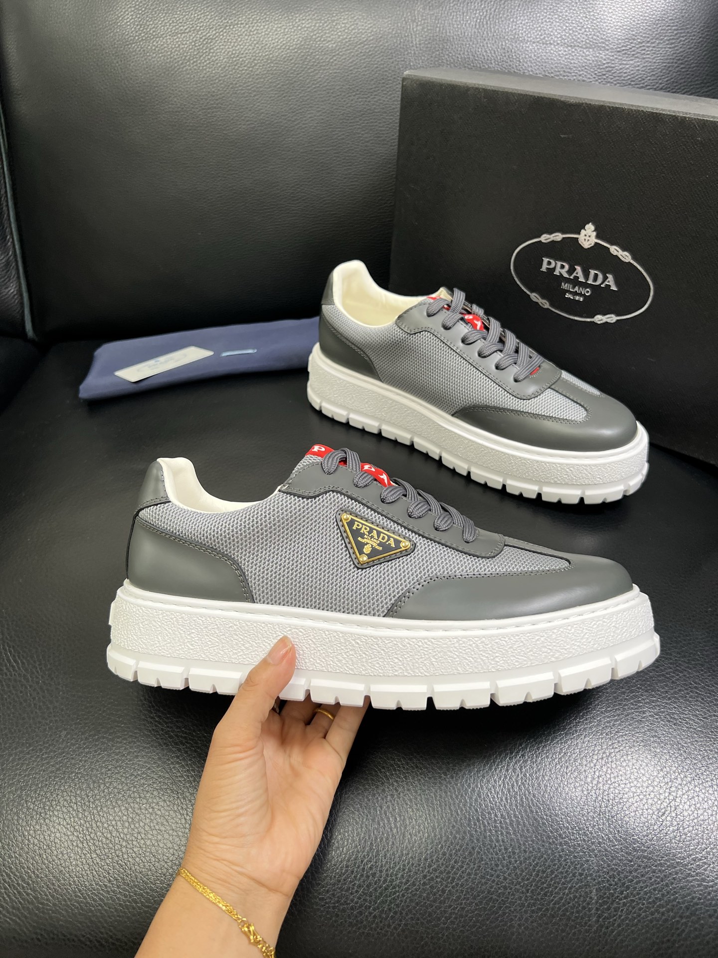  Prada🔍顶级代购🇮🇹 普拉达 专柜新款，原厂配置意大利进口牛皮面料，高品质复杂拼接工艺，进口牛皮内