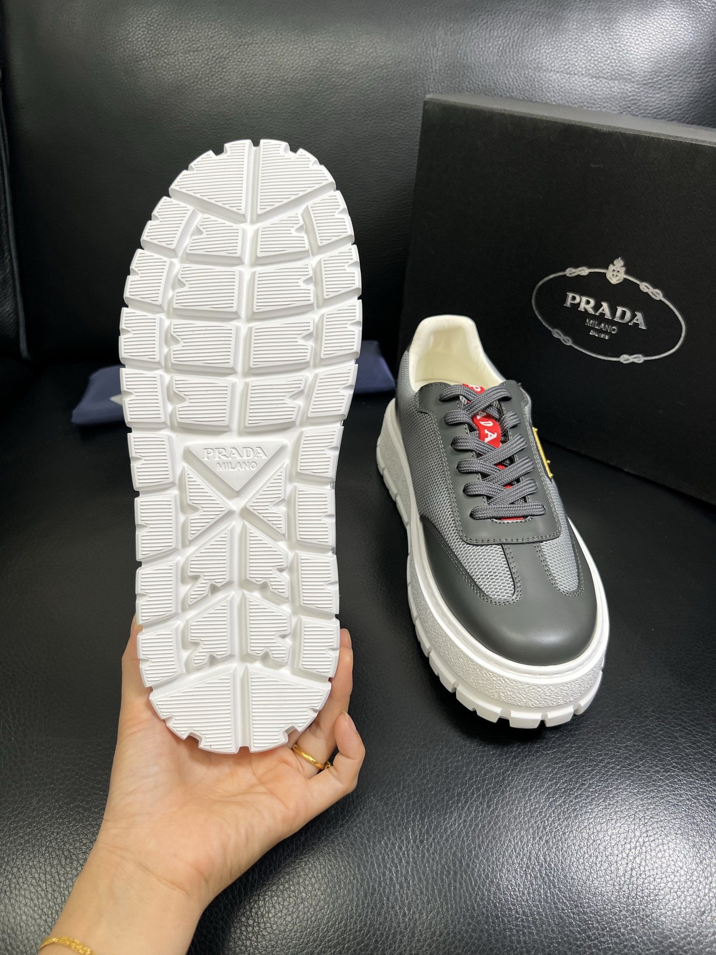  Prada🔍顶级代购🇮🇹 普拉达 专柜新款，原厂配置意大利进口牛皮面料，高品质复杂拼接工艺，进口牛皮内